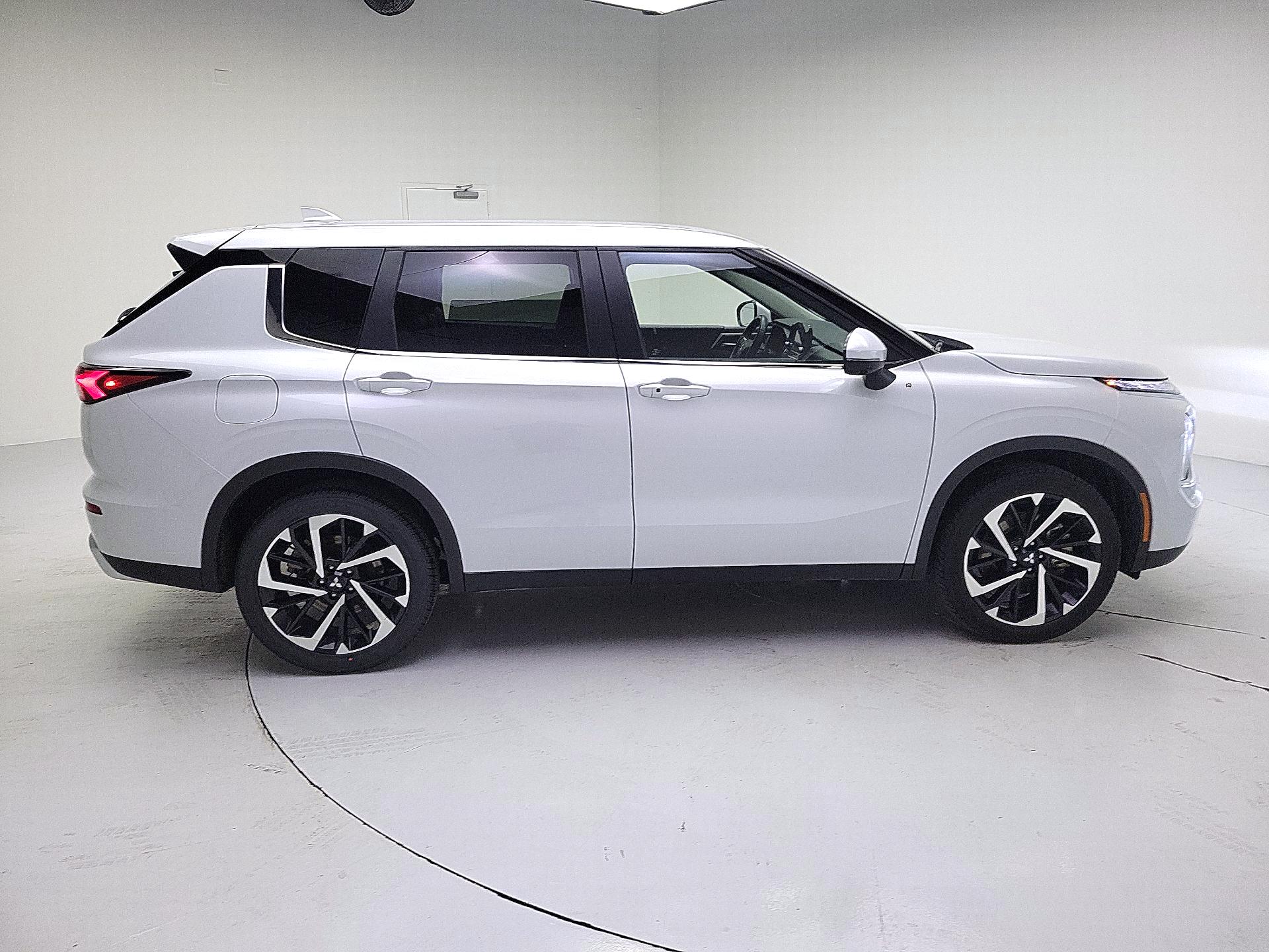 Thumbnail: 2024 Mitsubishi Outlander - 4