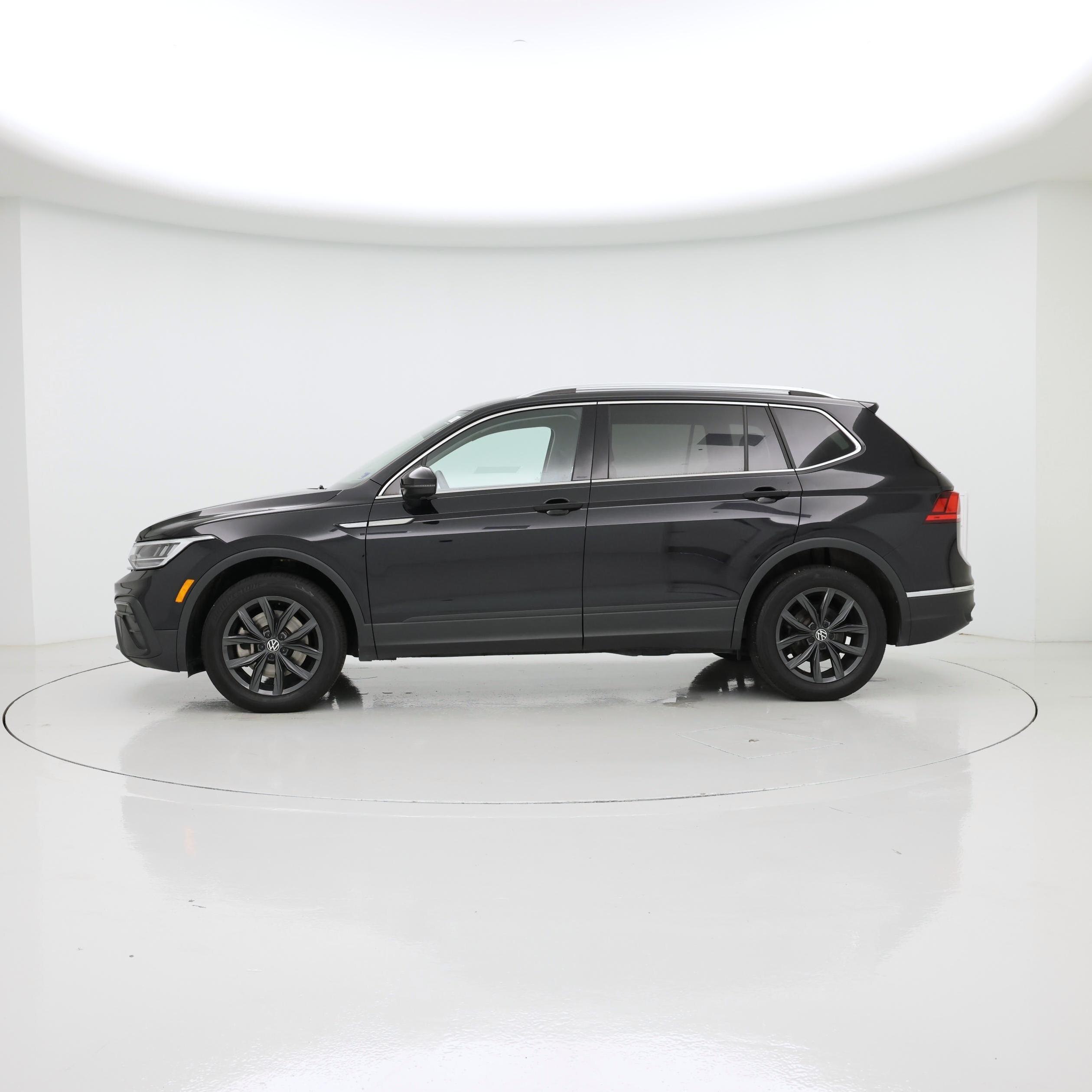 Thumbnail: 2024 Volkswagen Tiguan - 3