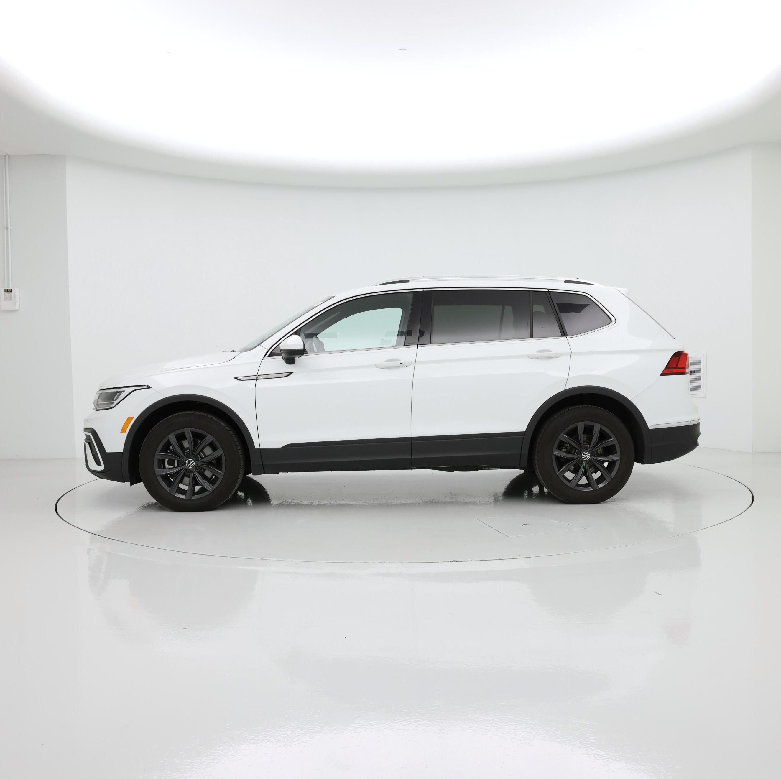 Thumbnail: 2024 Volkswagen Tiguan - 3