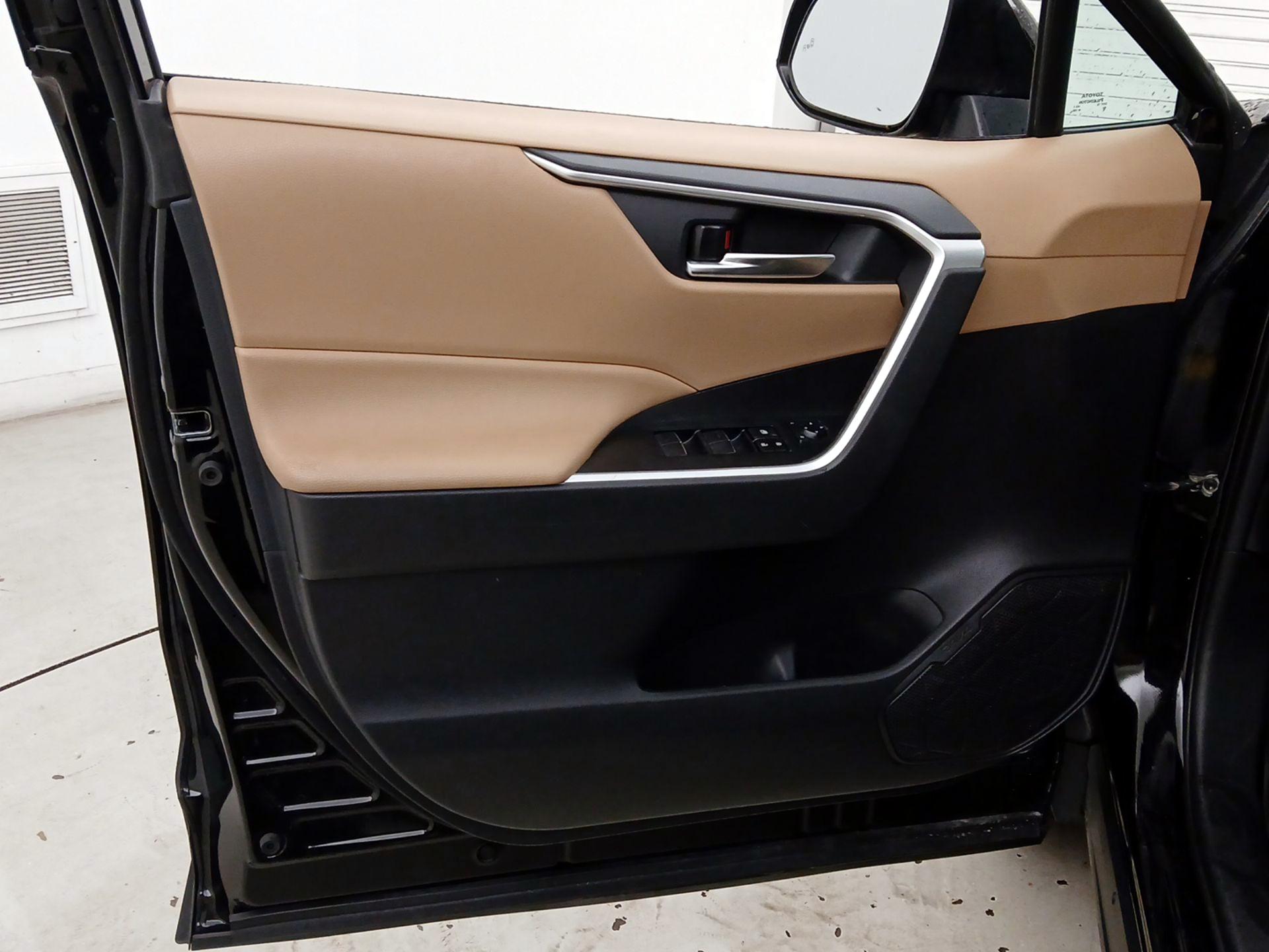 Thumbnail: 2021 Toyota RAV4 - 12