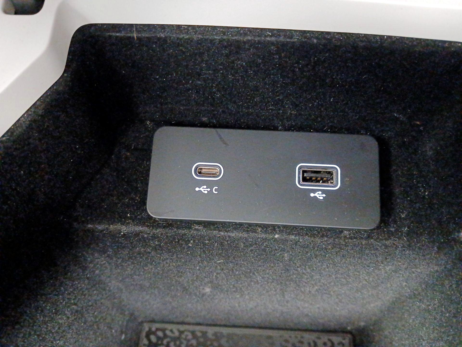 Thumbnail: 2021 Jaguar E-Pace - 19