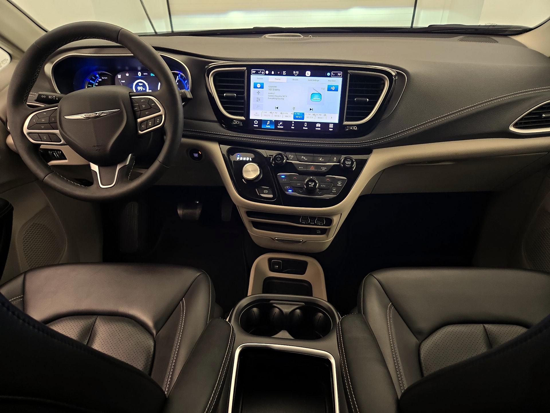 Thumbnail: 2023 Chrysler Pacifica - 9