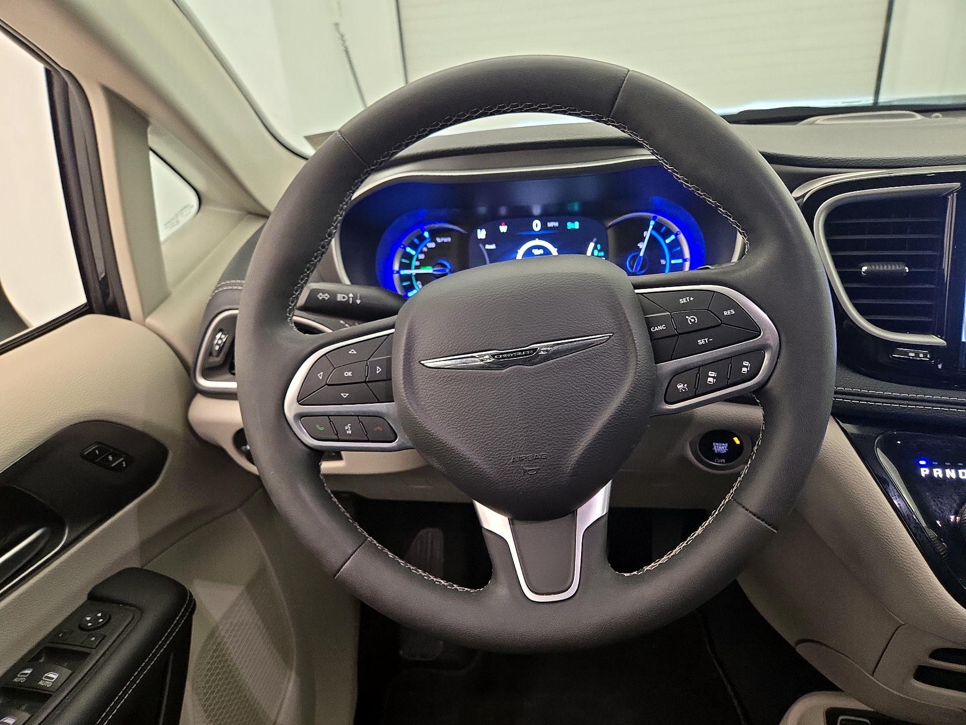 Thumbnail: 2023 Chrysler Pacifica - 10