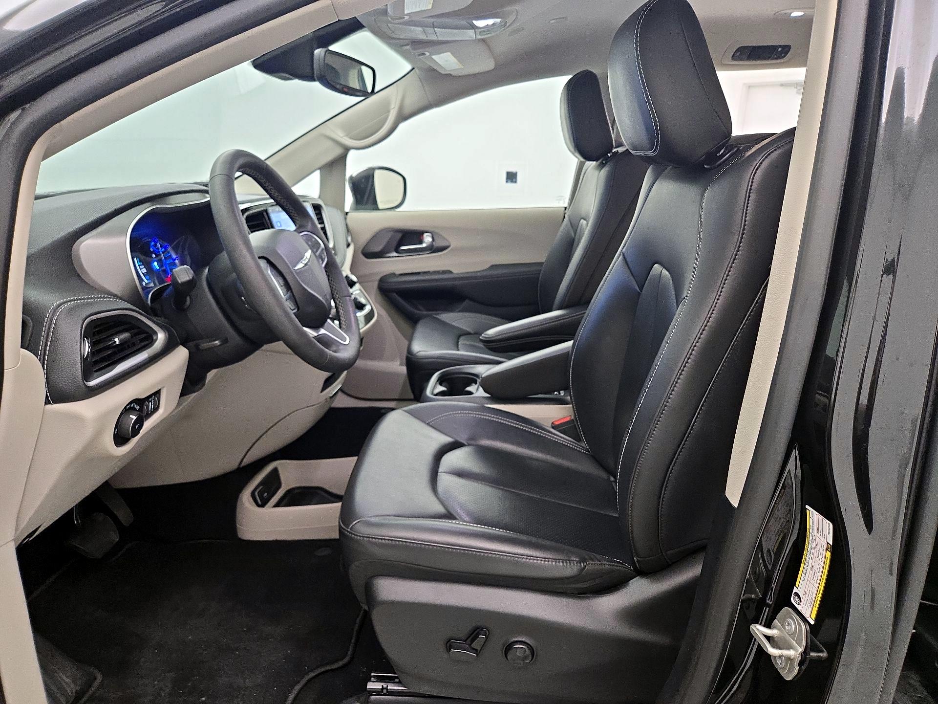 Thumbnail: 2023 Chrysler Pacifica - 11