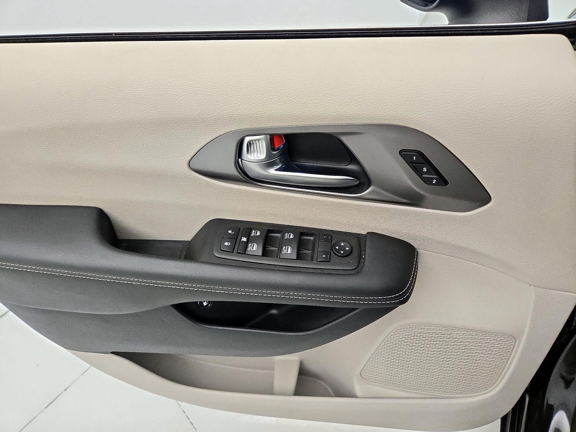 Thumbnail: 2023 Chrysler Pacifica - 12