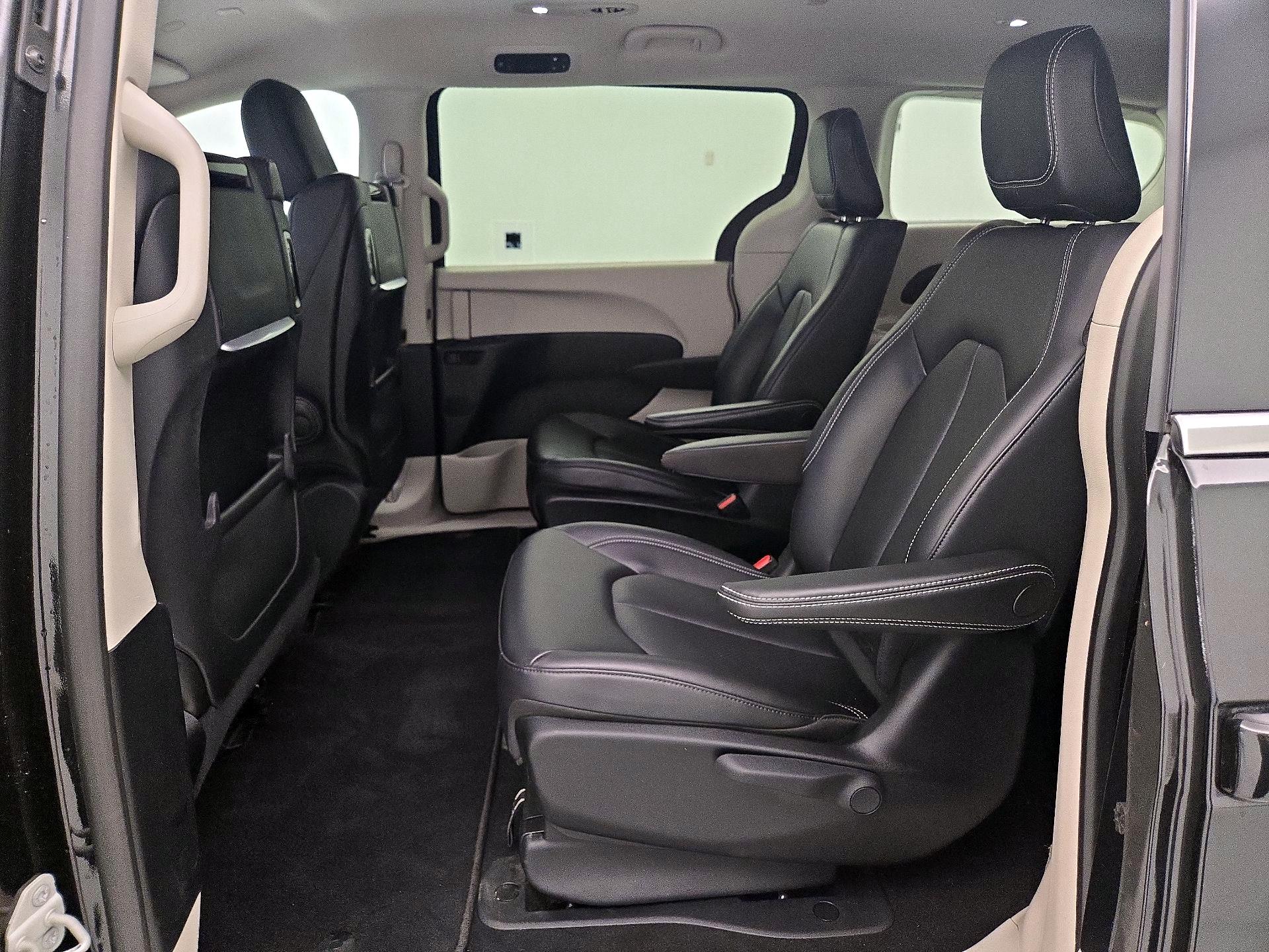 Thumbnail: 2023 Chrysler Pacifica - 20