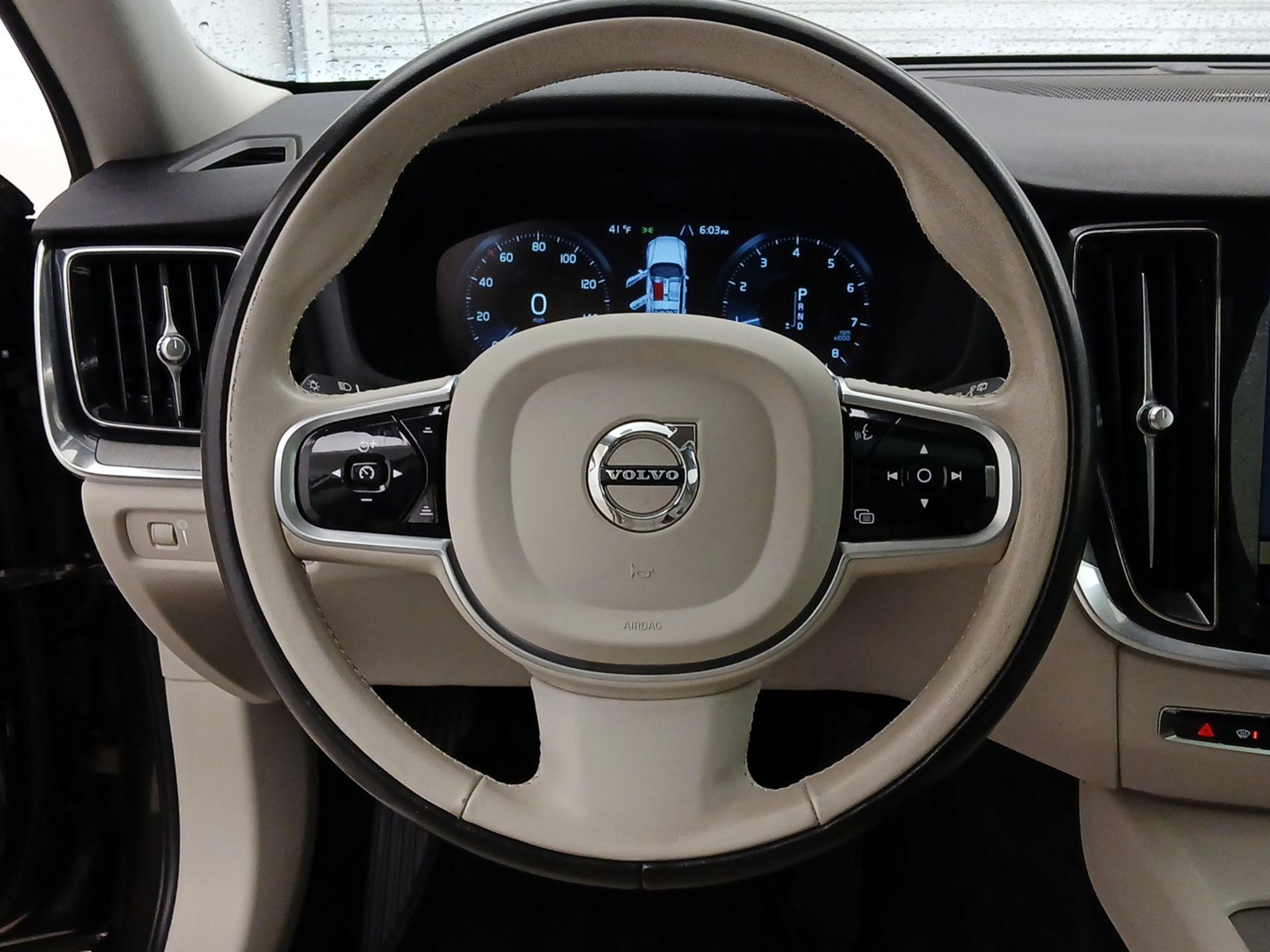 Thumbnail: 2022 Volvo S60 - 10