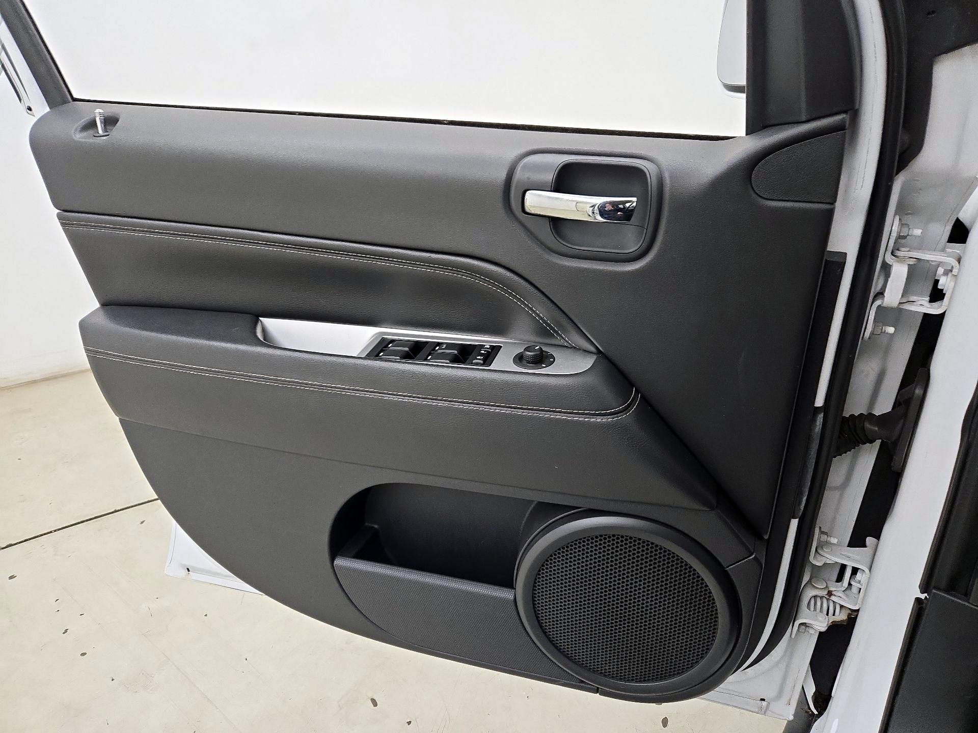 Thumbnail: 2015 Jeep Compass - 12