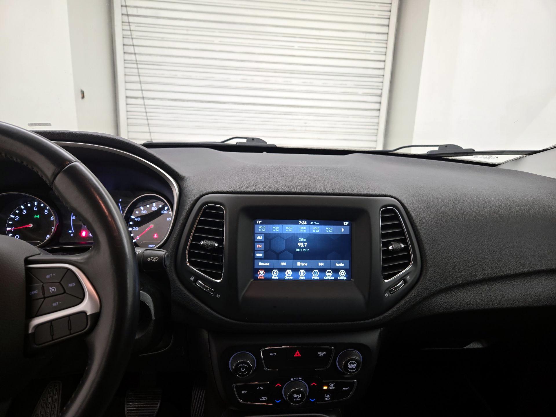 Thumbnail: 2020 Jeep Compass - 9