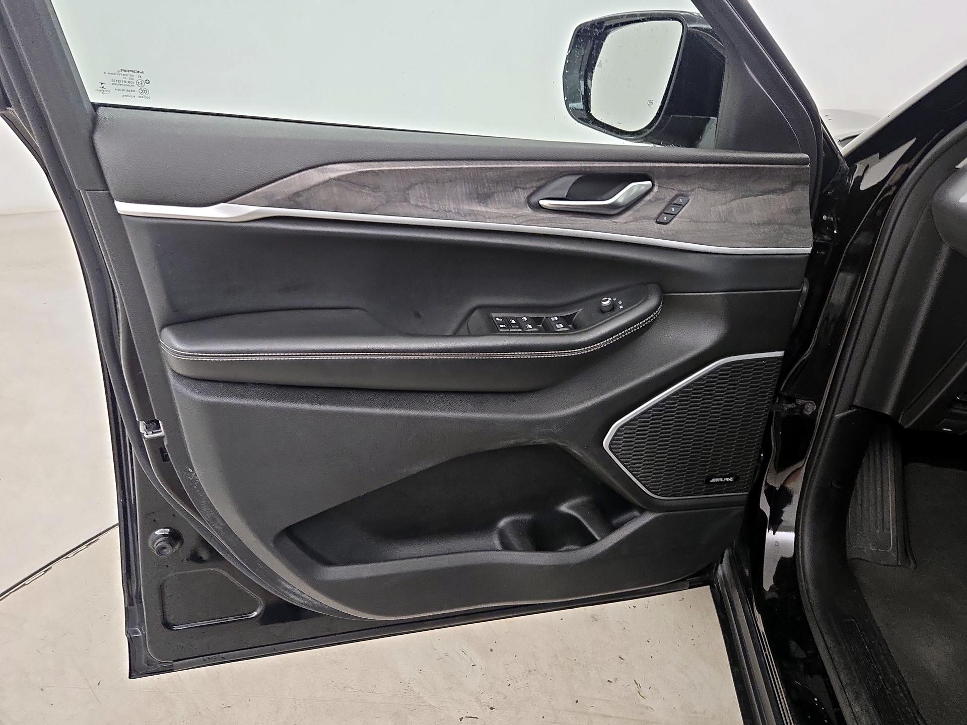 Thumbnail: 2022 Jeep Grand Cherokee - 12