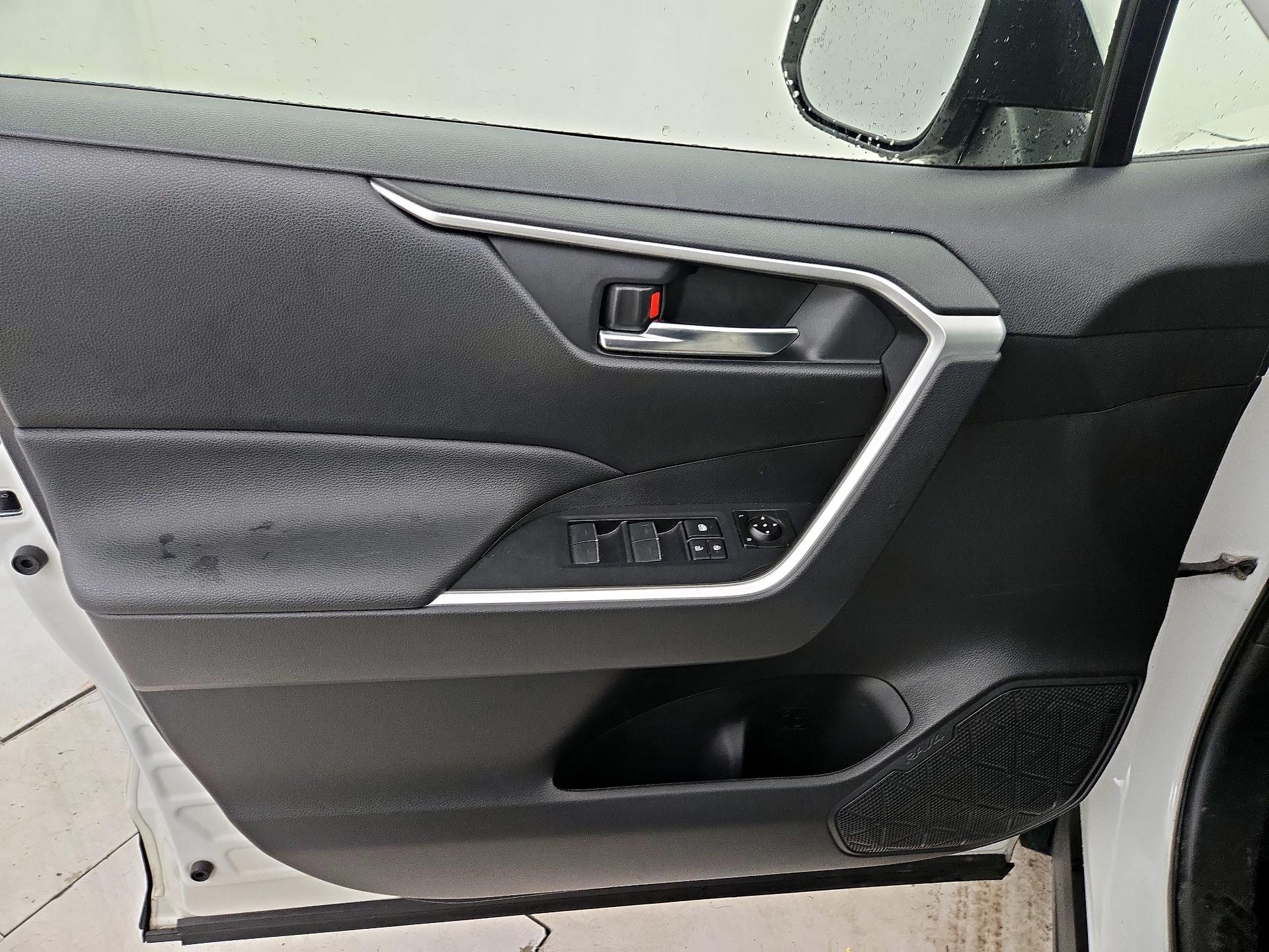 Thumbnail: 2022 Toyota RAV4 - 12