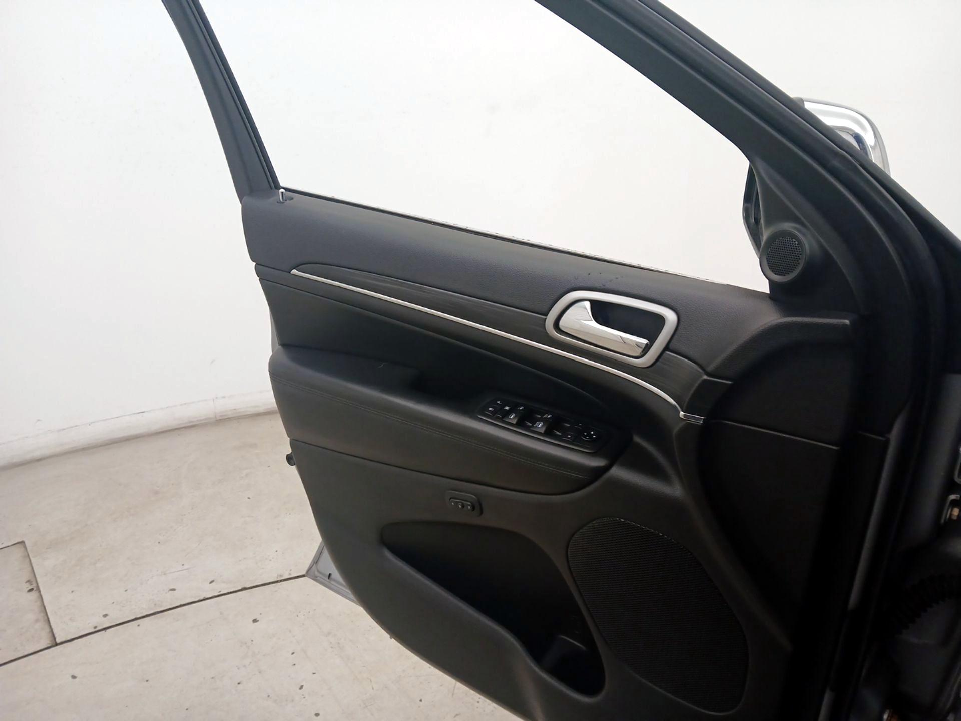 Thumbnail: 2021 Jeep Grand Cherokee - 12