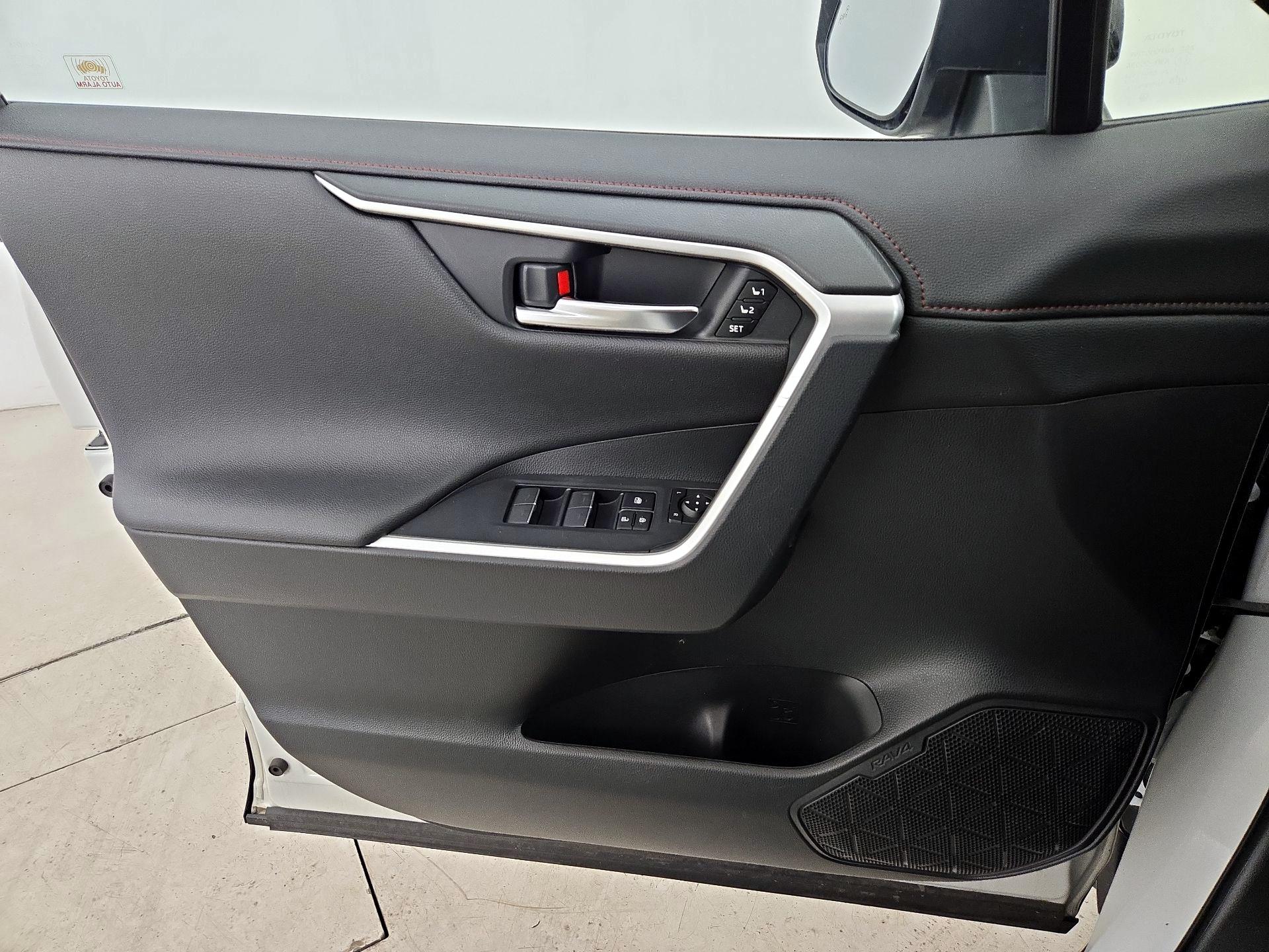 Thumbnail: 2022 Toyota RAV4 - 12