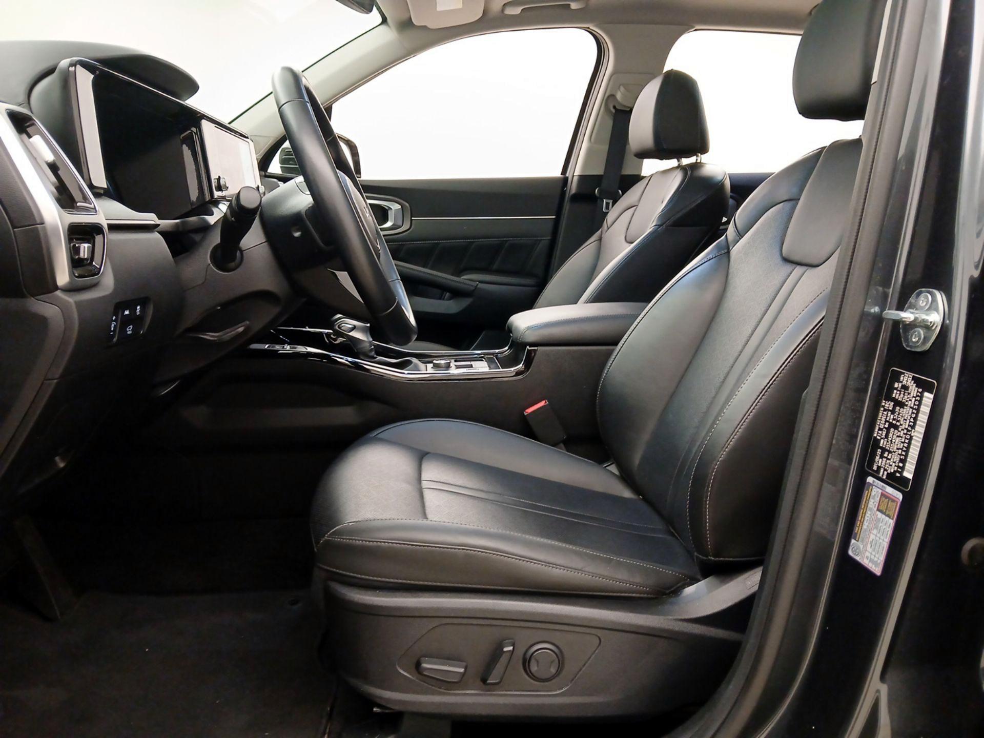 Thumbnail: 2023 Kia Sorento - 11