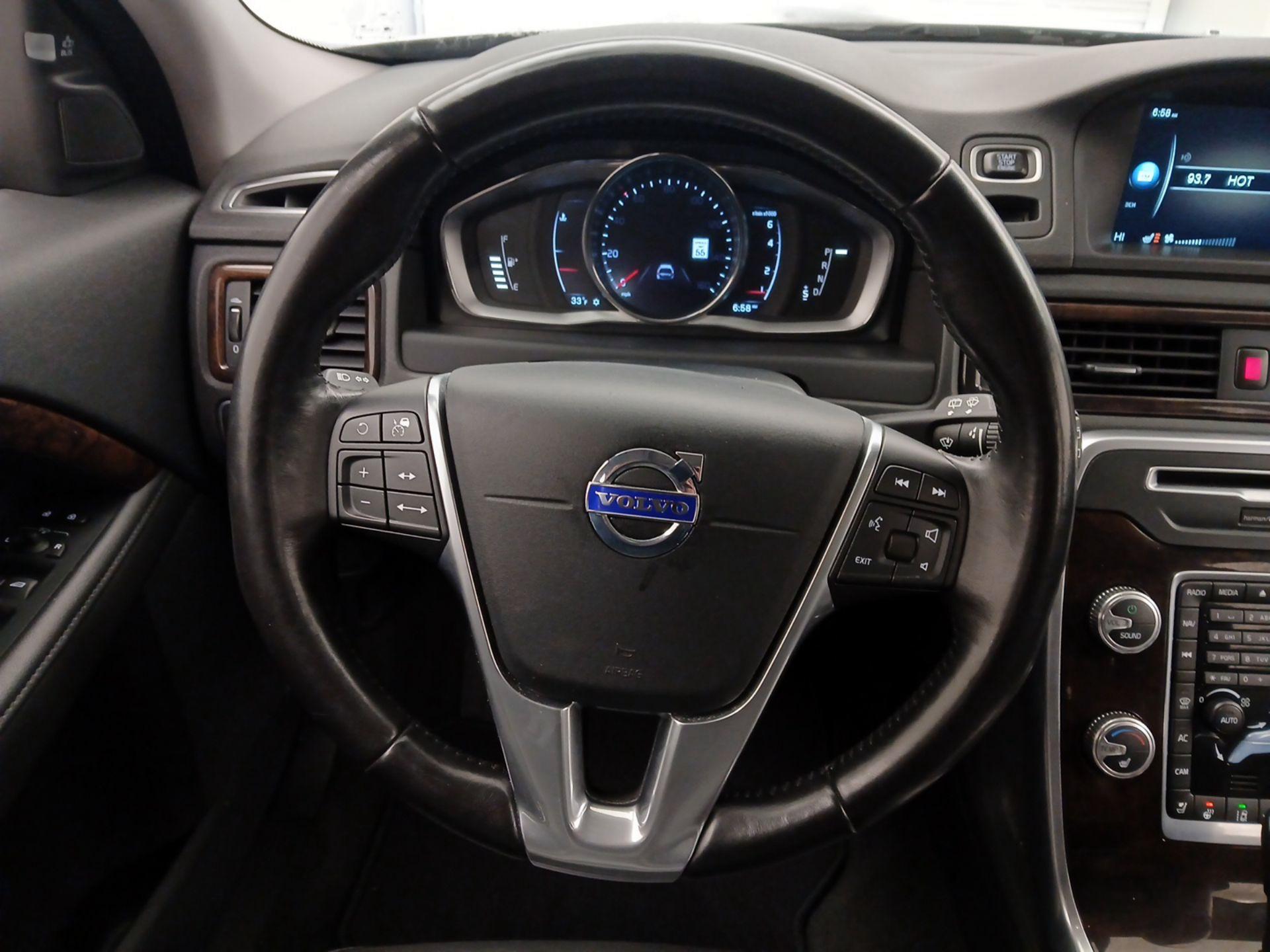 Thumbnail: 2016 Volvo XC70 - 10