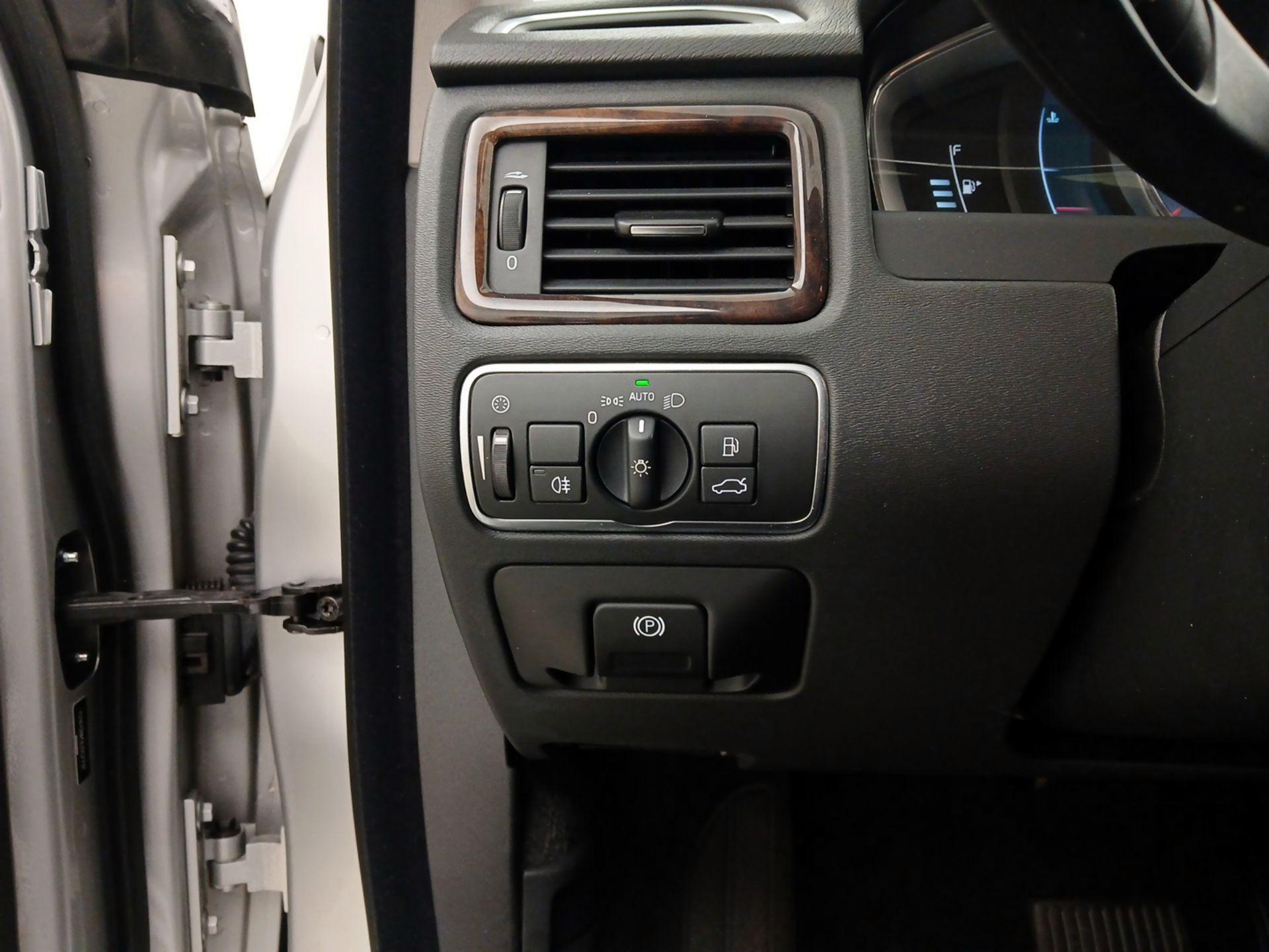 Thumbnail: 2016 Volvo XC70 - 13