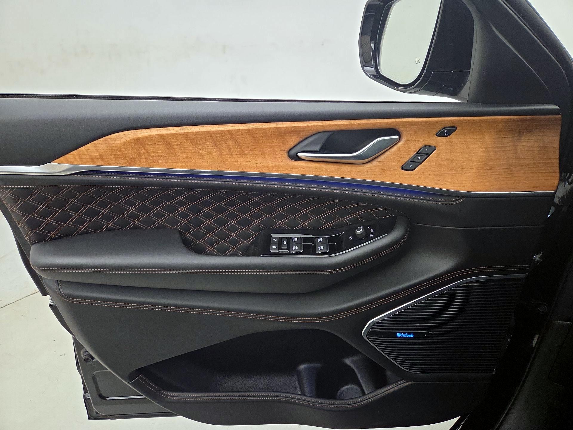 Thumbnail: 2022 Jeep Grand Cherokee - 12