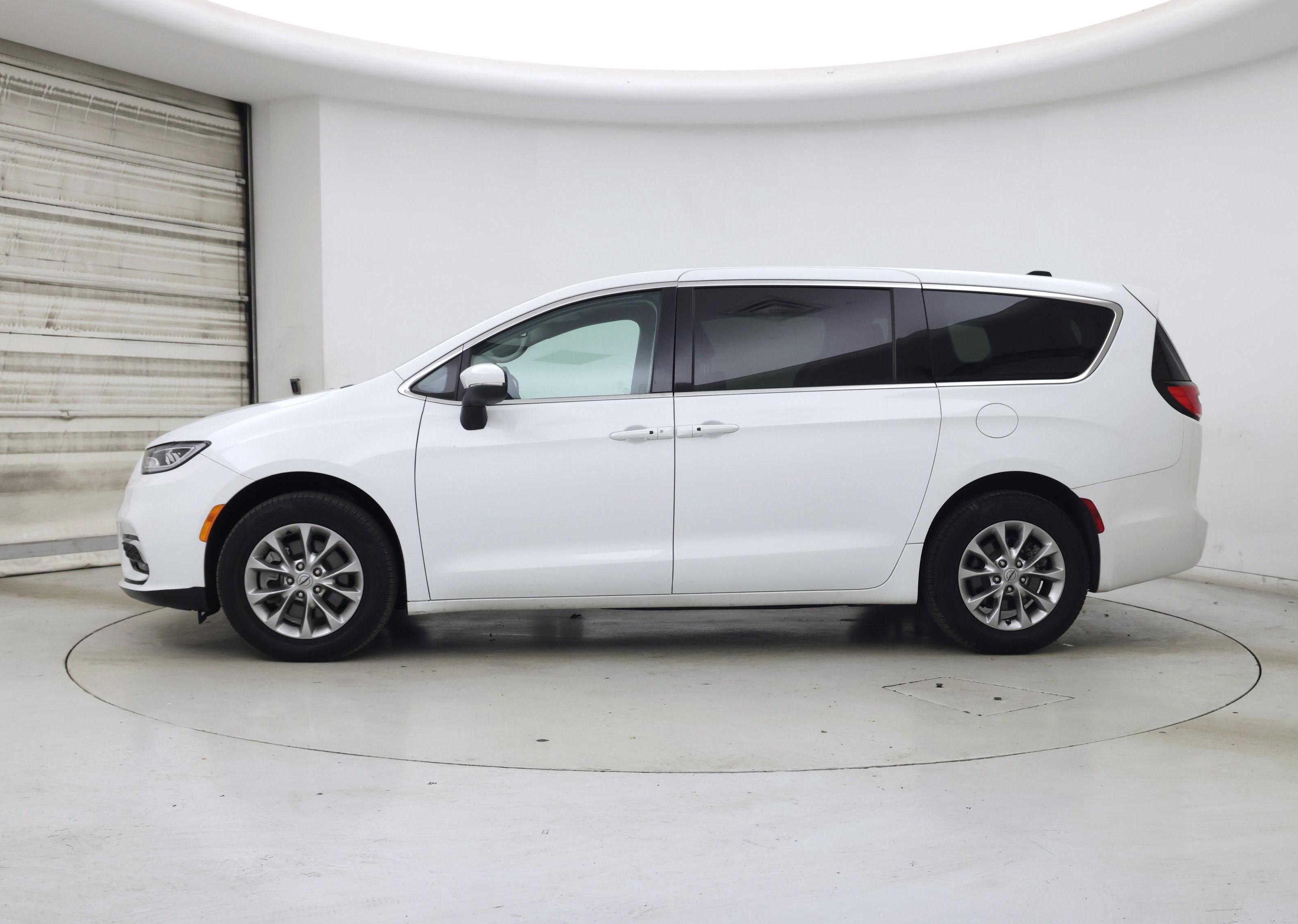 Thumbnail: 2023 Chrysler Pacifica - 3