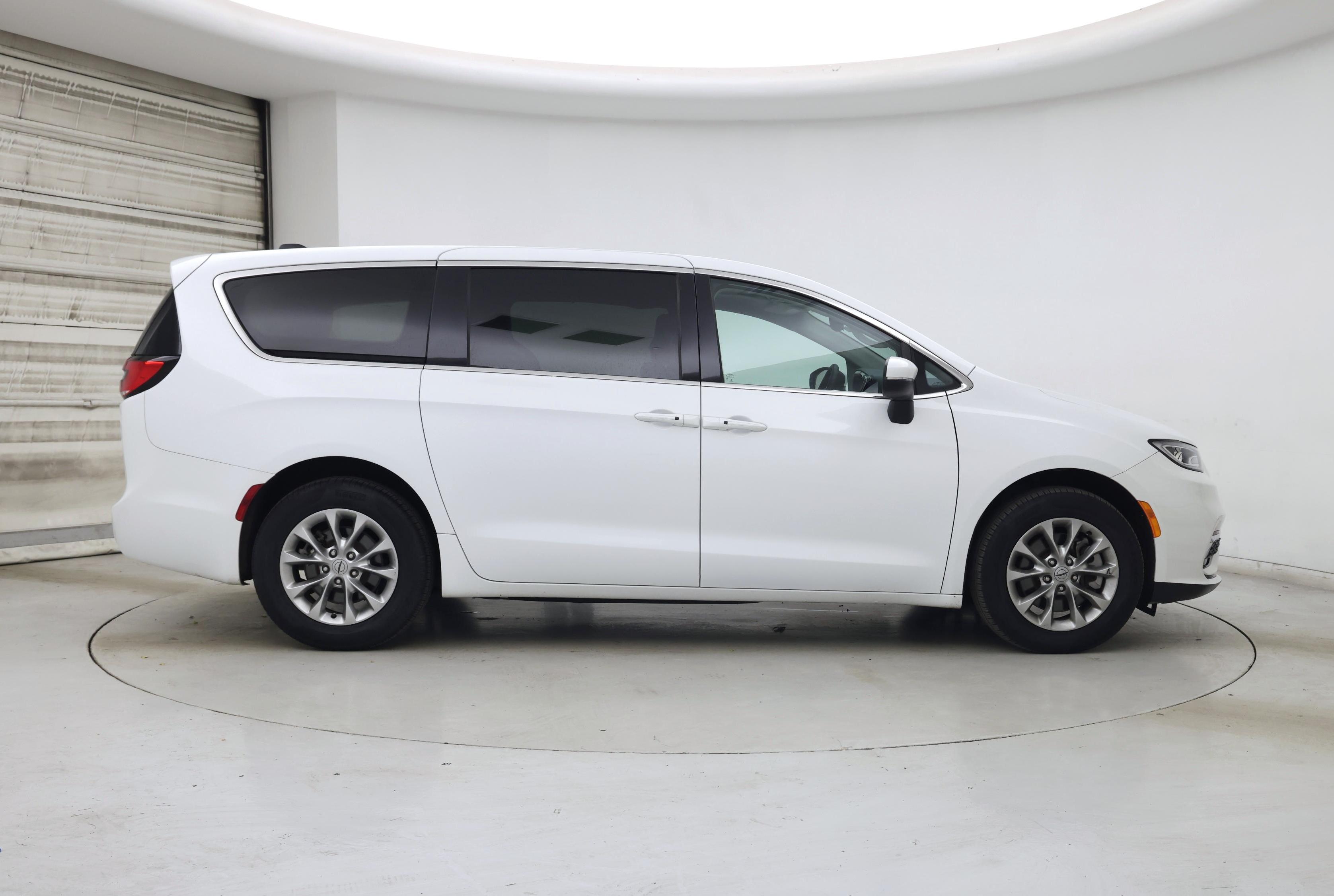 Thumbnail: 2023 Chrysler Pacifica - 7