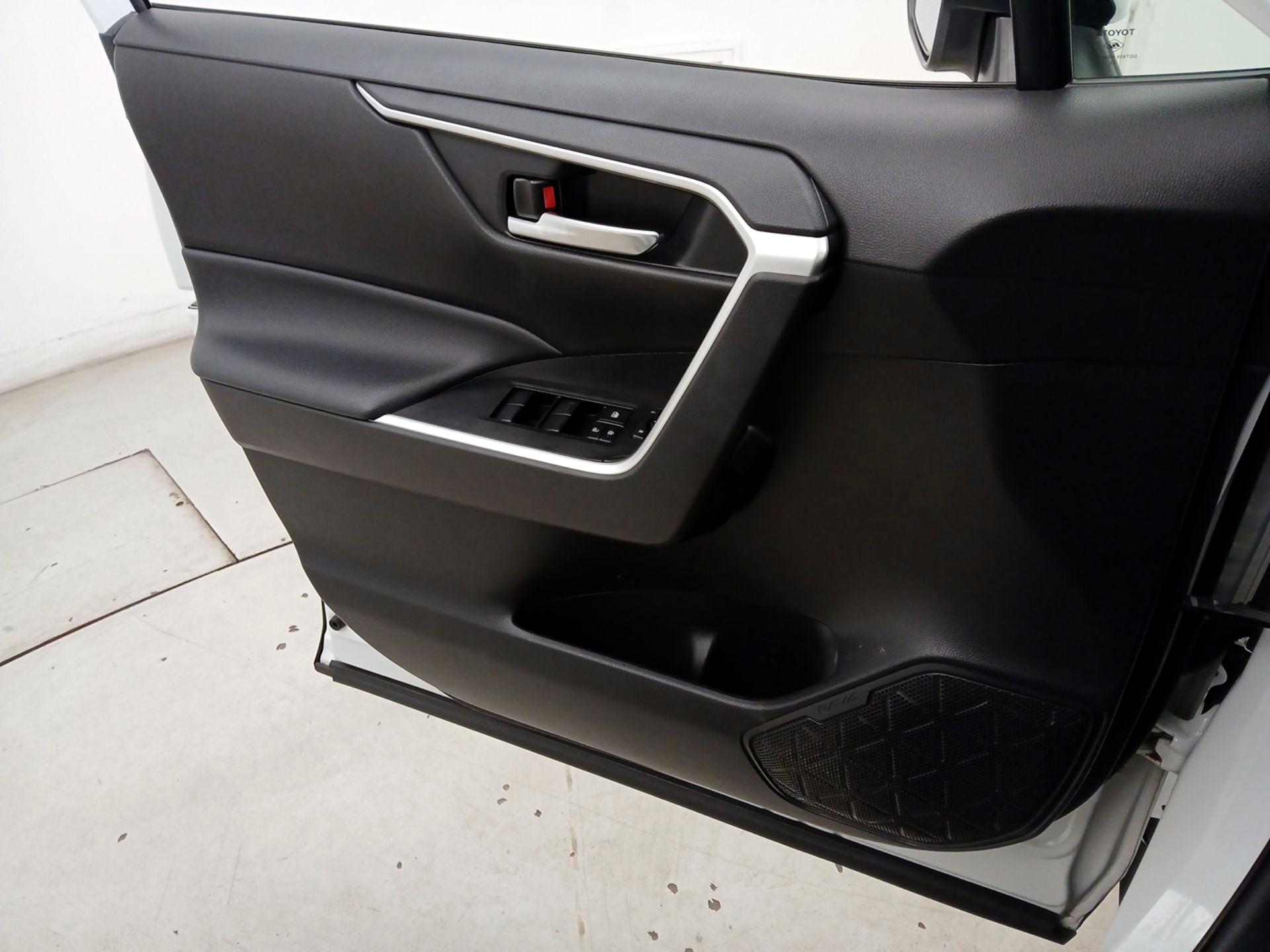 Thumbnail: 2021 Toyota RAV4 - 12