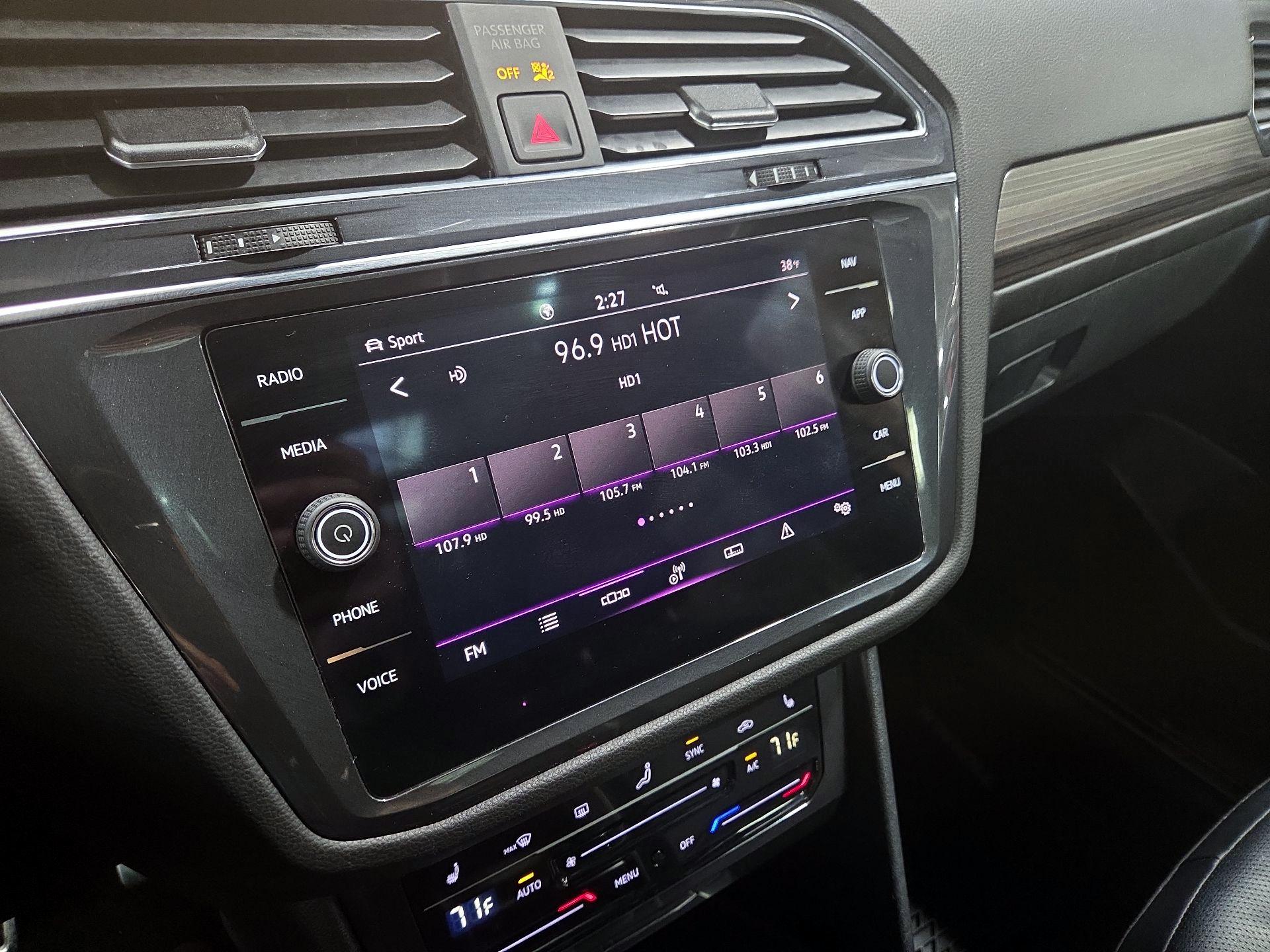 Thumbnail: 2022 Volkswagen Tiguan - 16