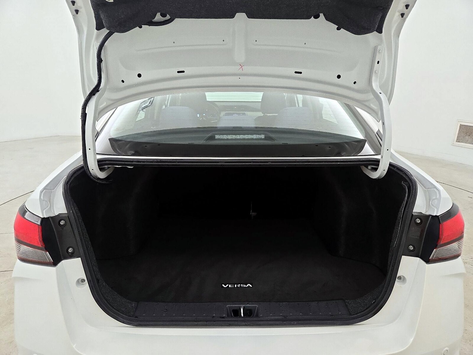 2020 Nissan Versa Sedan SV - Photo 21