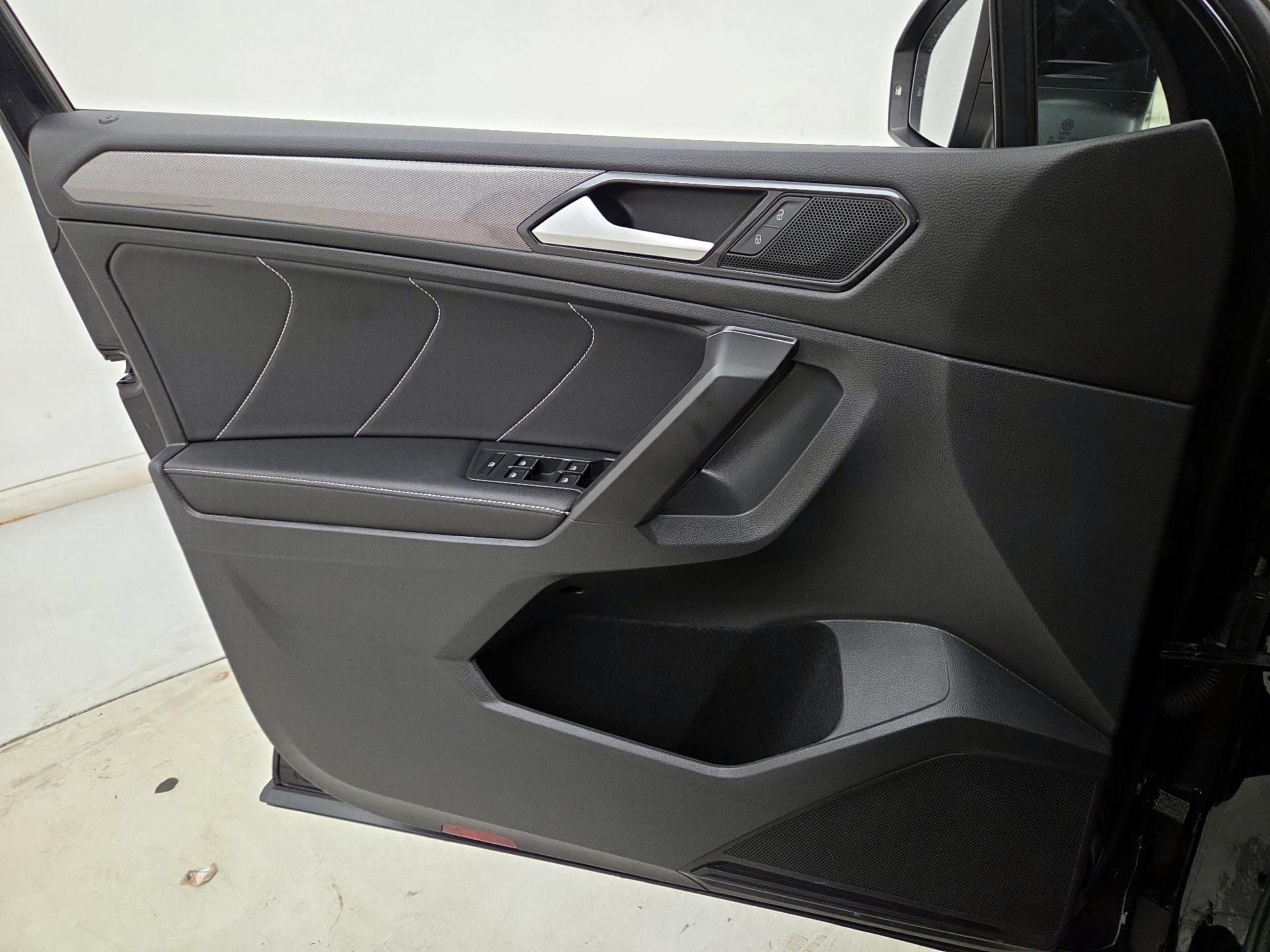 Thumbnail: 2022 Volkswagen Tiguan - 12