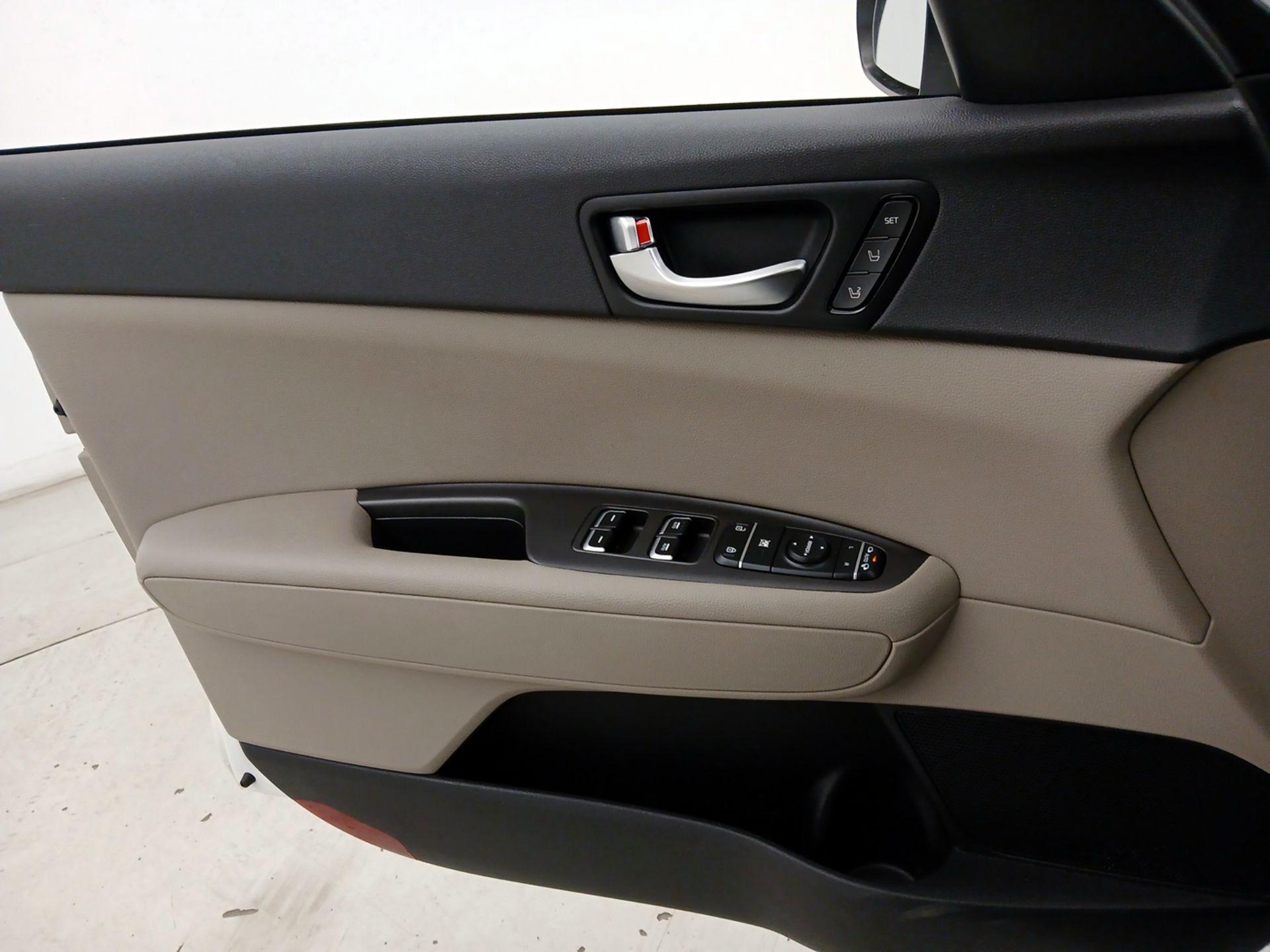 Thumbnail: 2017 Kia Optima - 12