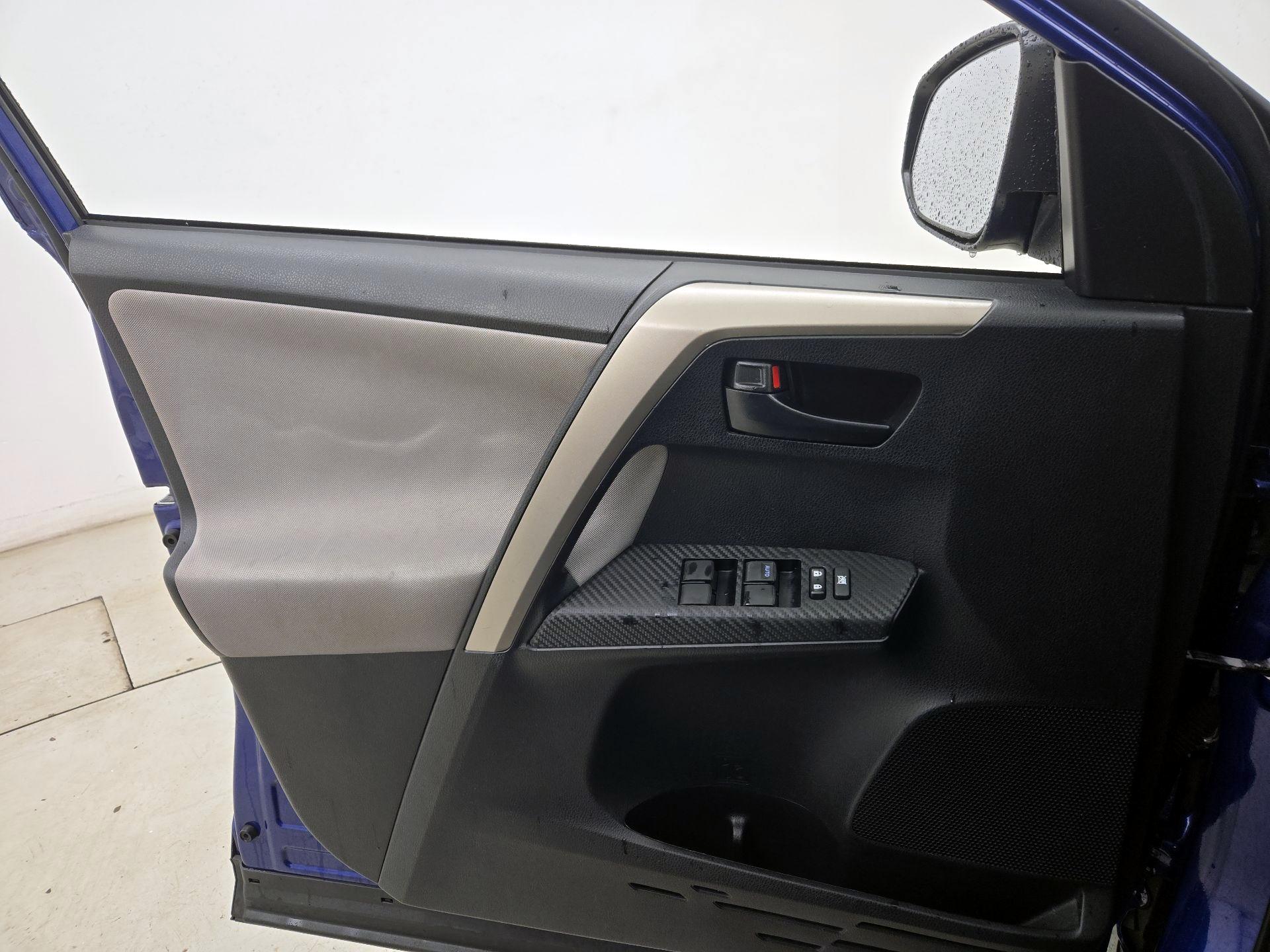 Thumbnail: 2015 Toyota RAV4 - 12