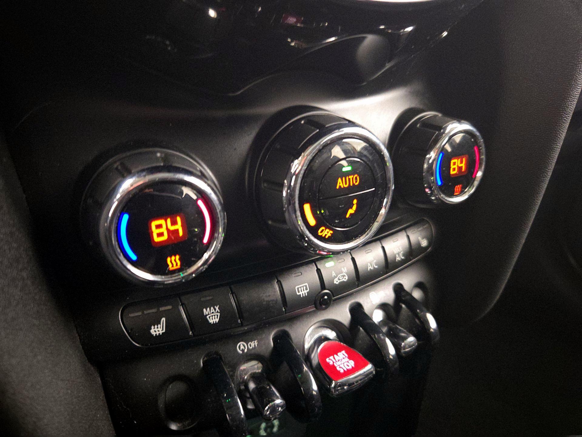 Thumbnail: 2015 MINI Cooper Hardtop - 17