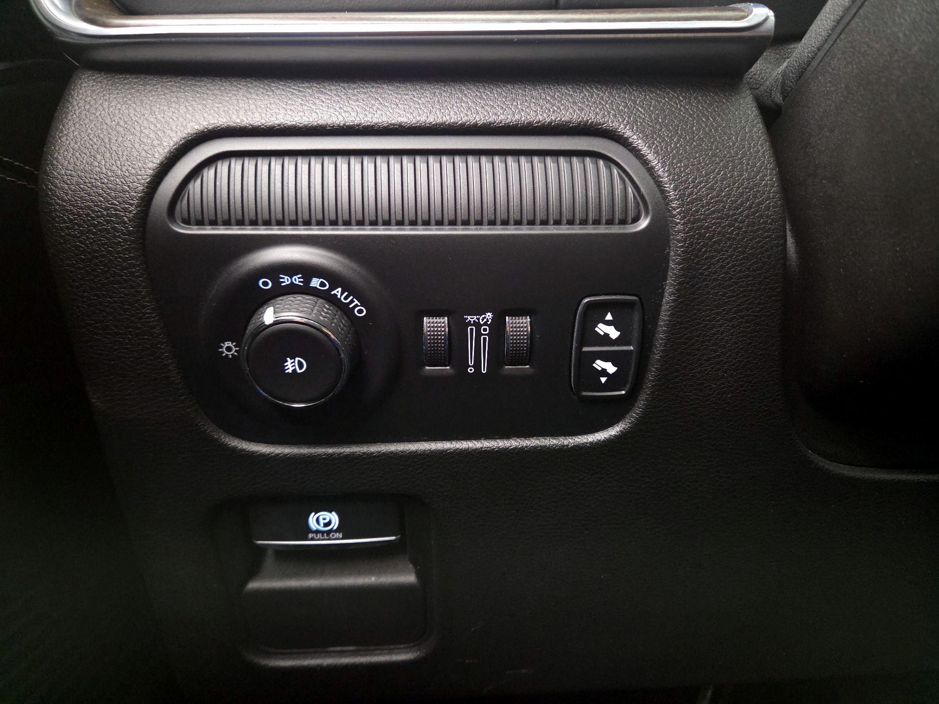 Thumbnail: 2022 Jeep Grand Wagoneer - 13