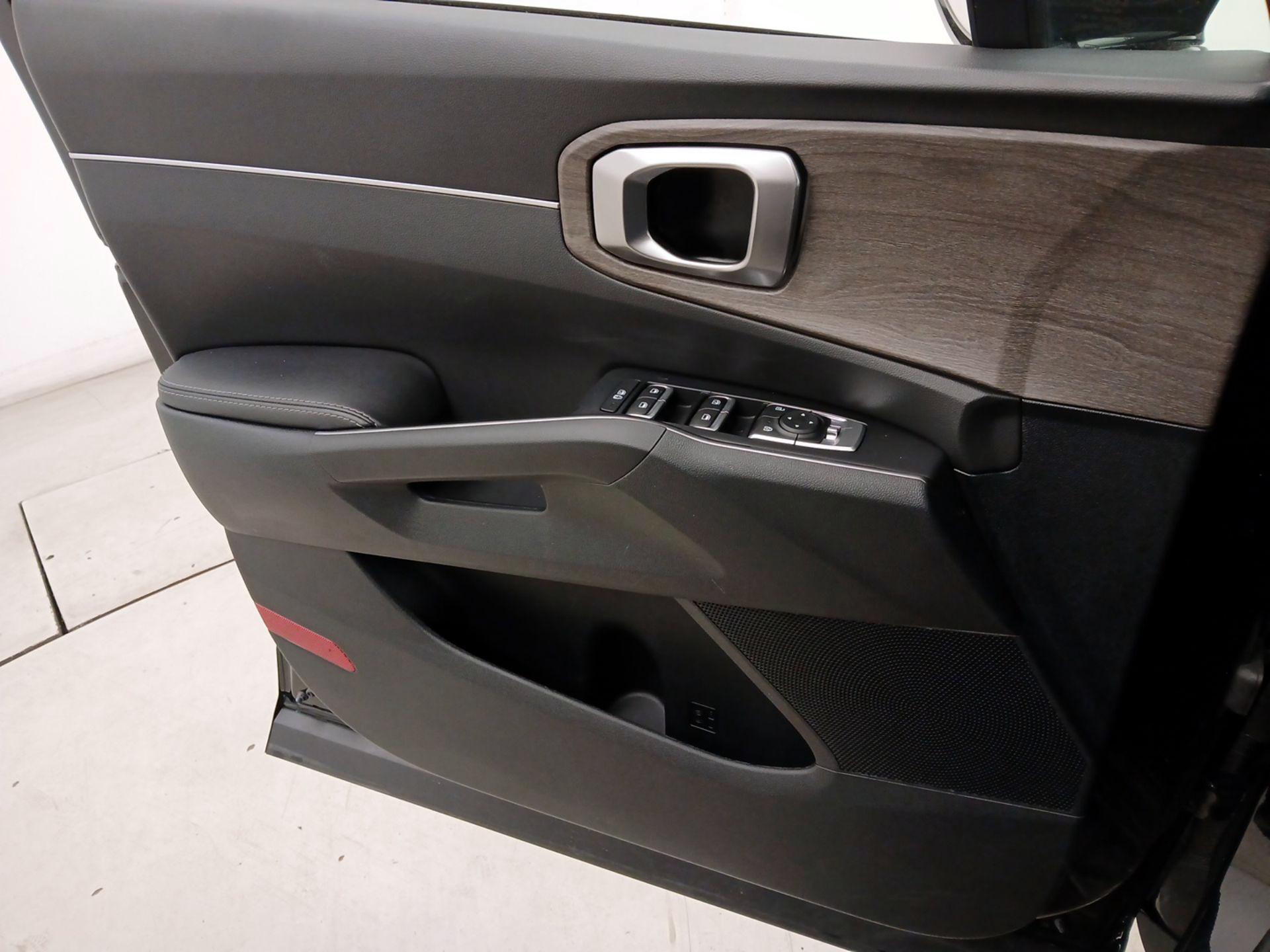 Thumbnail: 2023 Kia Sorento - 12