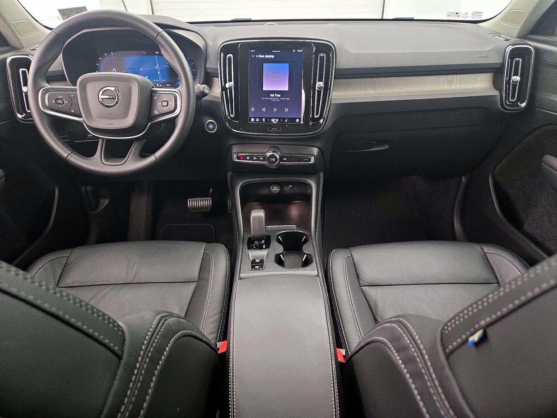 Thumbnail: 2023 Volvo XC40 - 9