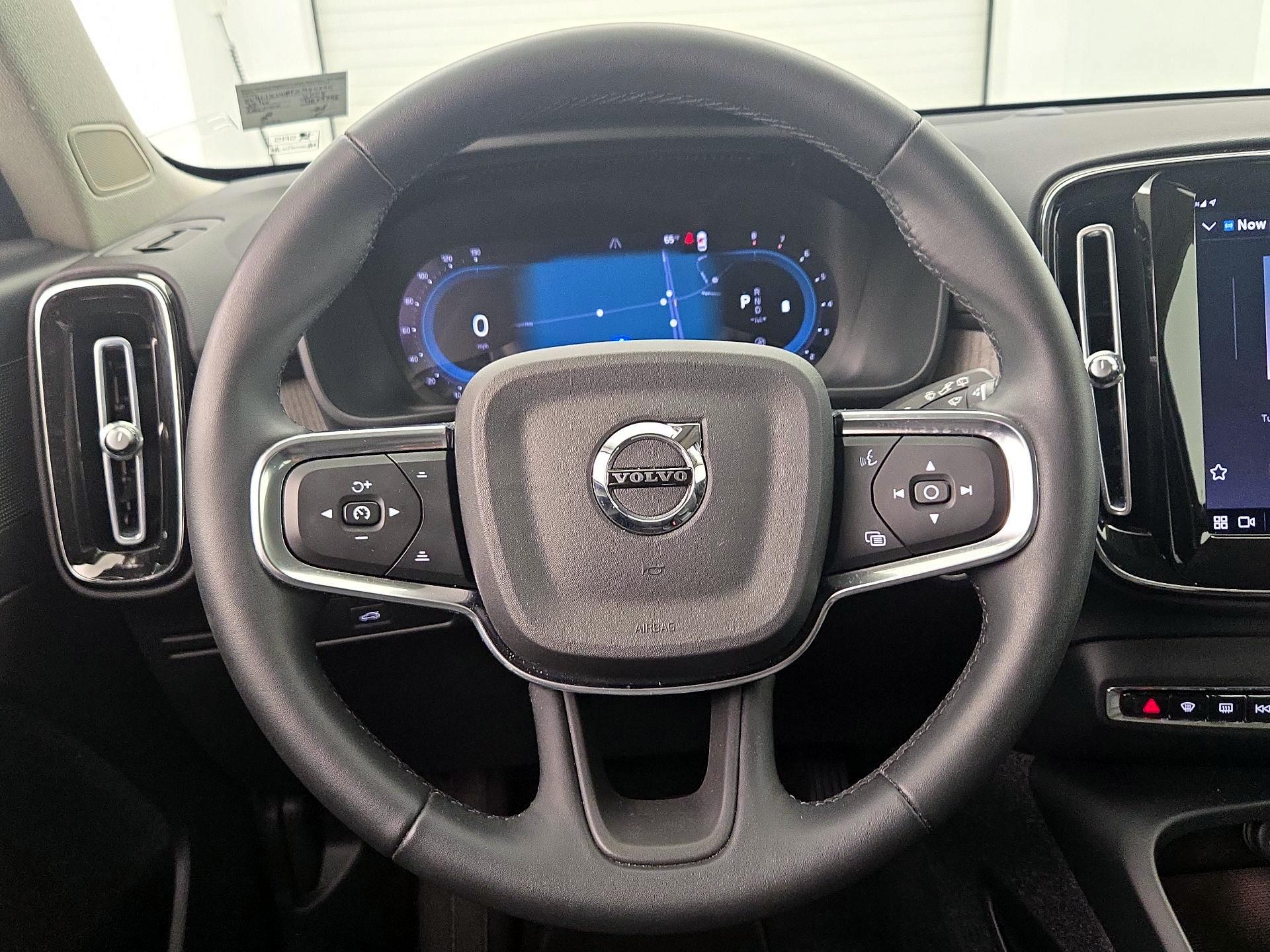 Thumbnail: 2023 Volvo XC40 - 10