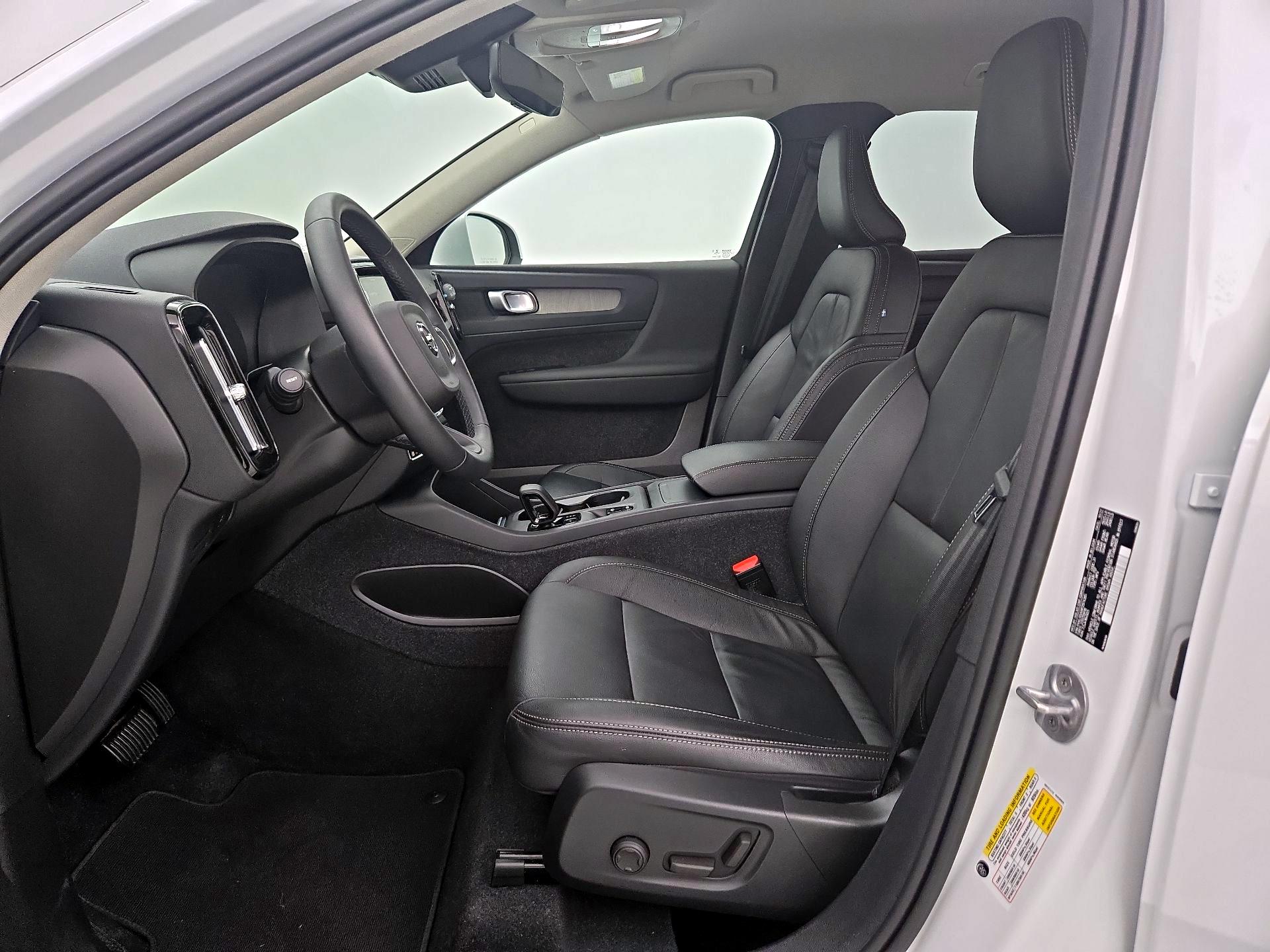 Thumbnail: 2023 Volvo XC40 - 11