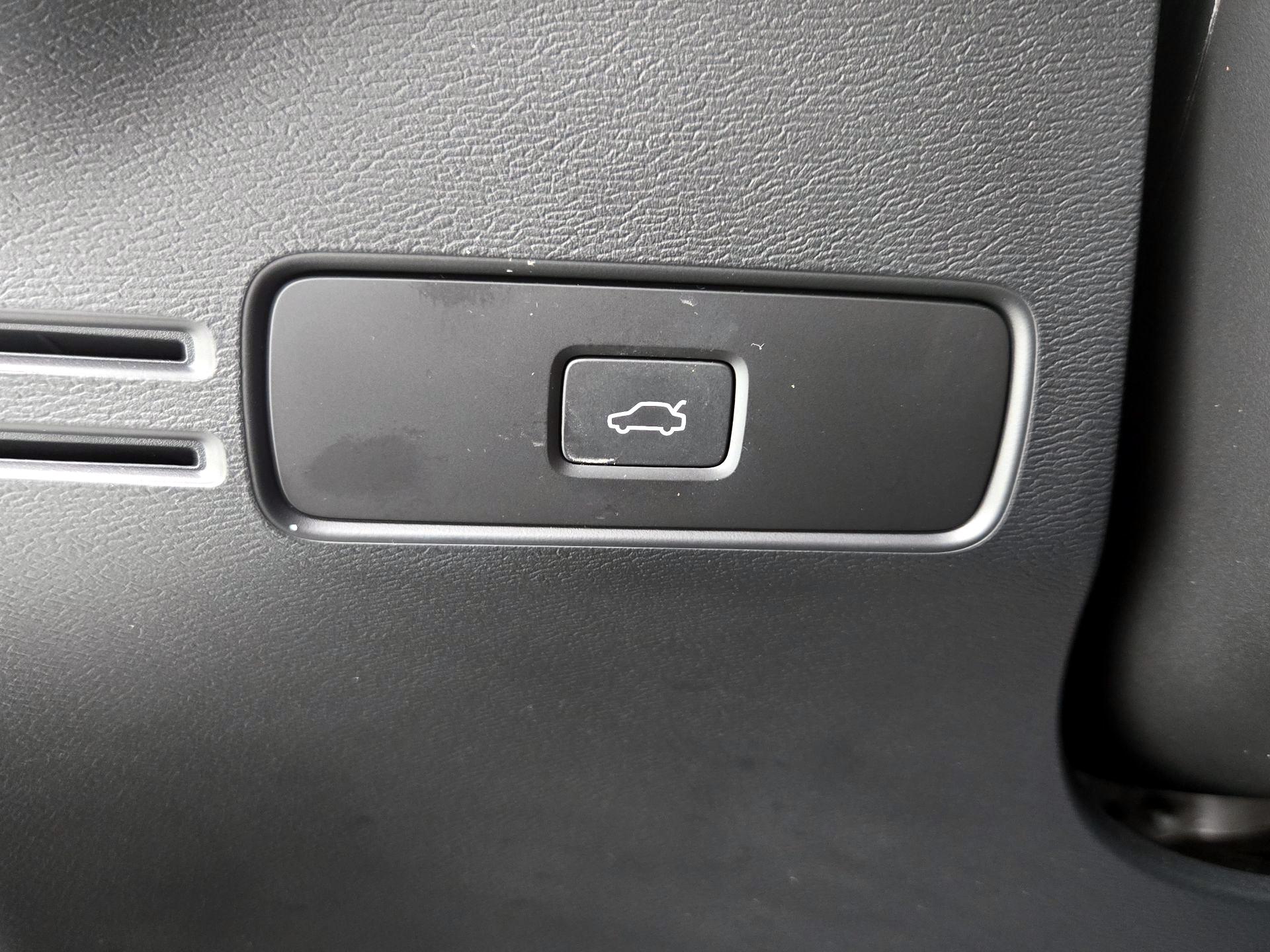 Thumbnail: 2023 Volvo XC40 - 13
