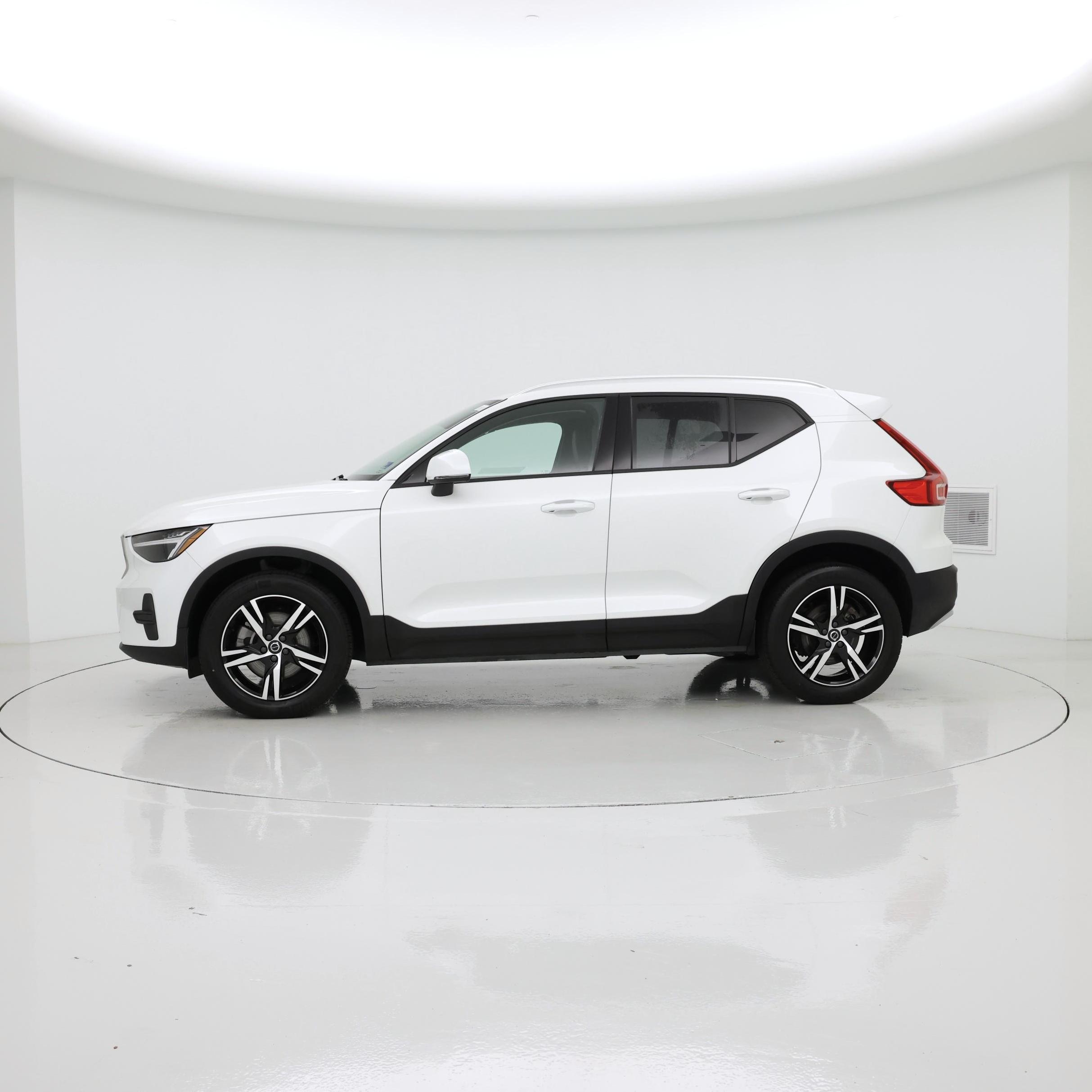 Thumbnail: 2023 Volvo XC40 - 3