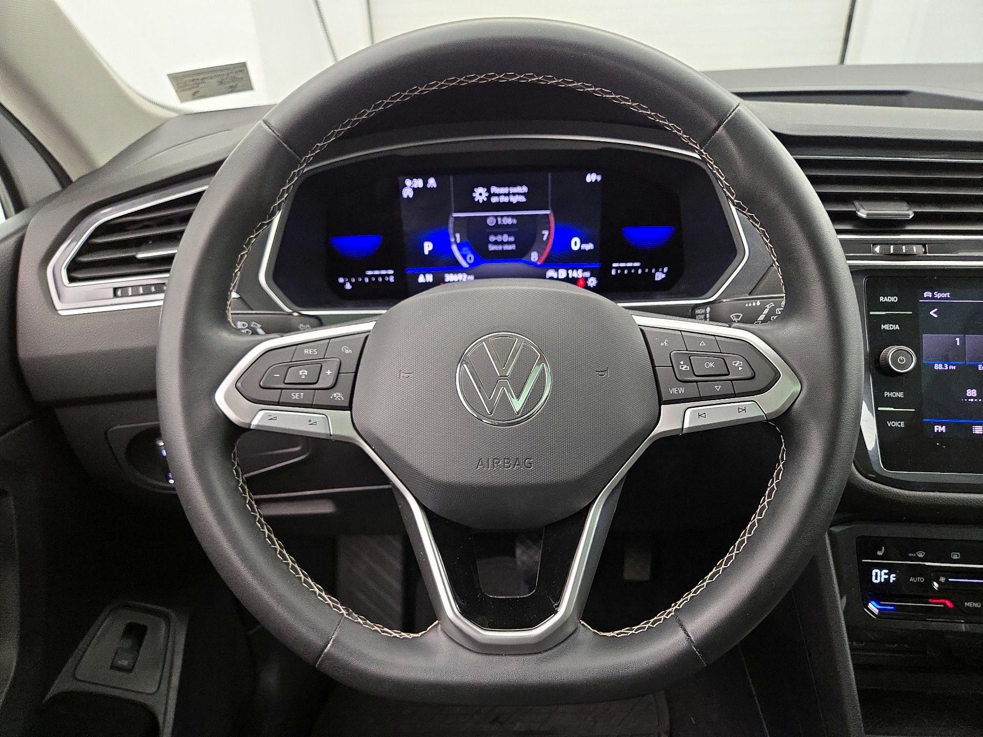 Thumbnail: 2022 Volkswagen Tiguan - 10
