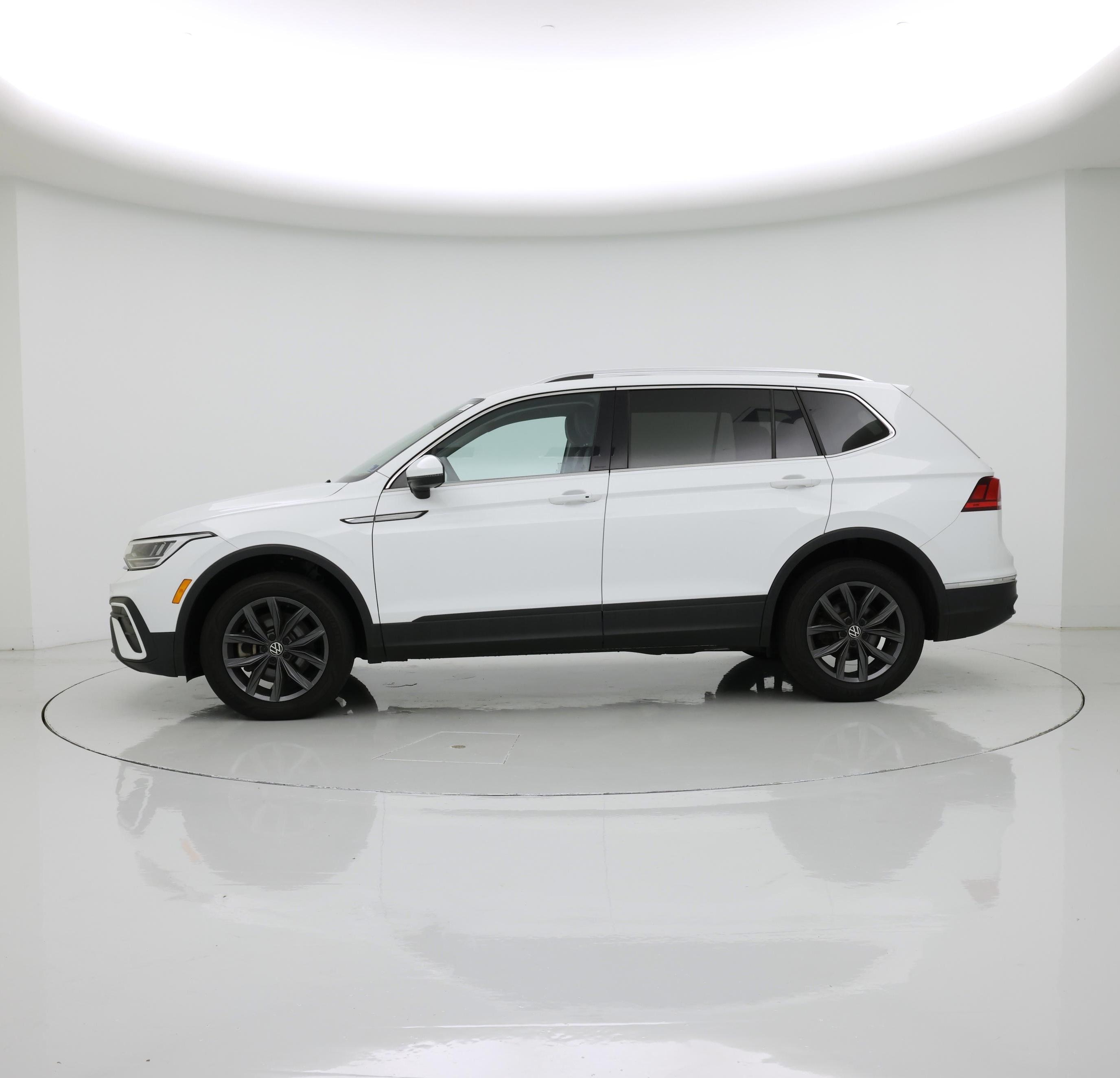 Thumbnail: 2022 Volkswagen Tiguan - 3