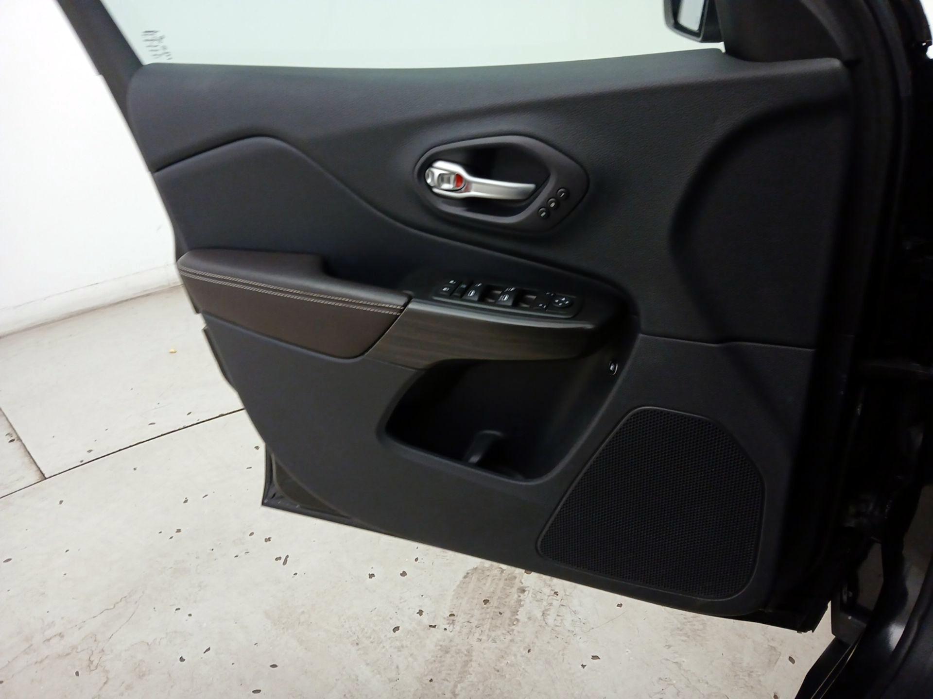 Thumbnail: 2015 Jeep Cherokee - 12