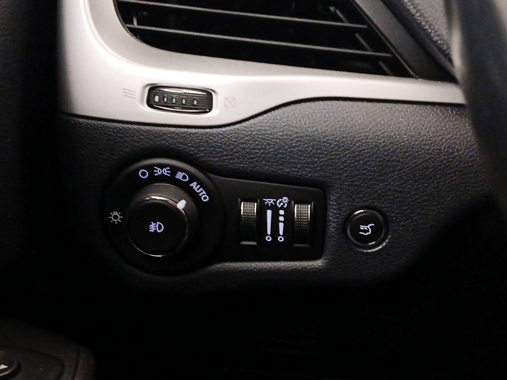 Thumbnail: 2015 Jeep Cherokee - 13