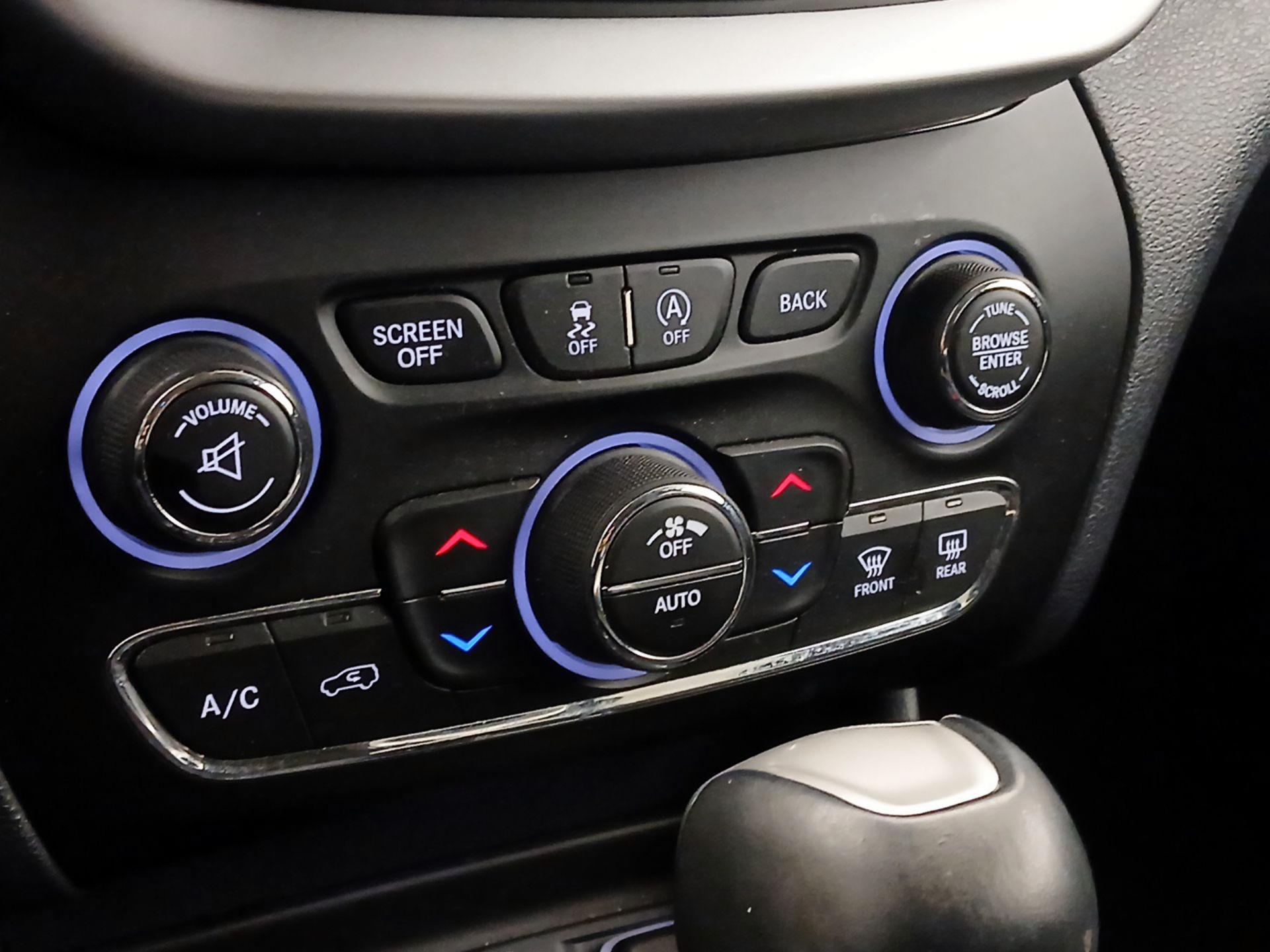 Thumbnail: 2015 Jeep Cherokee - 17