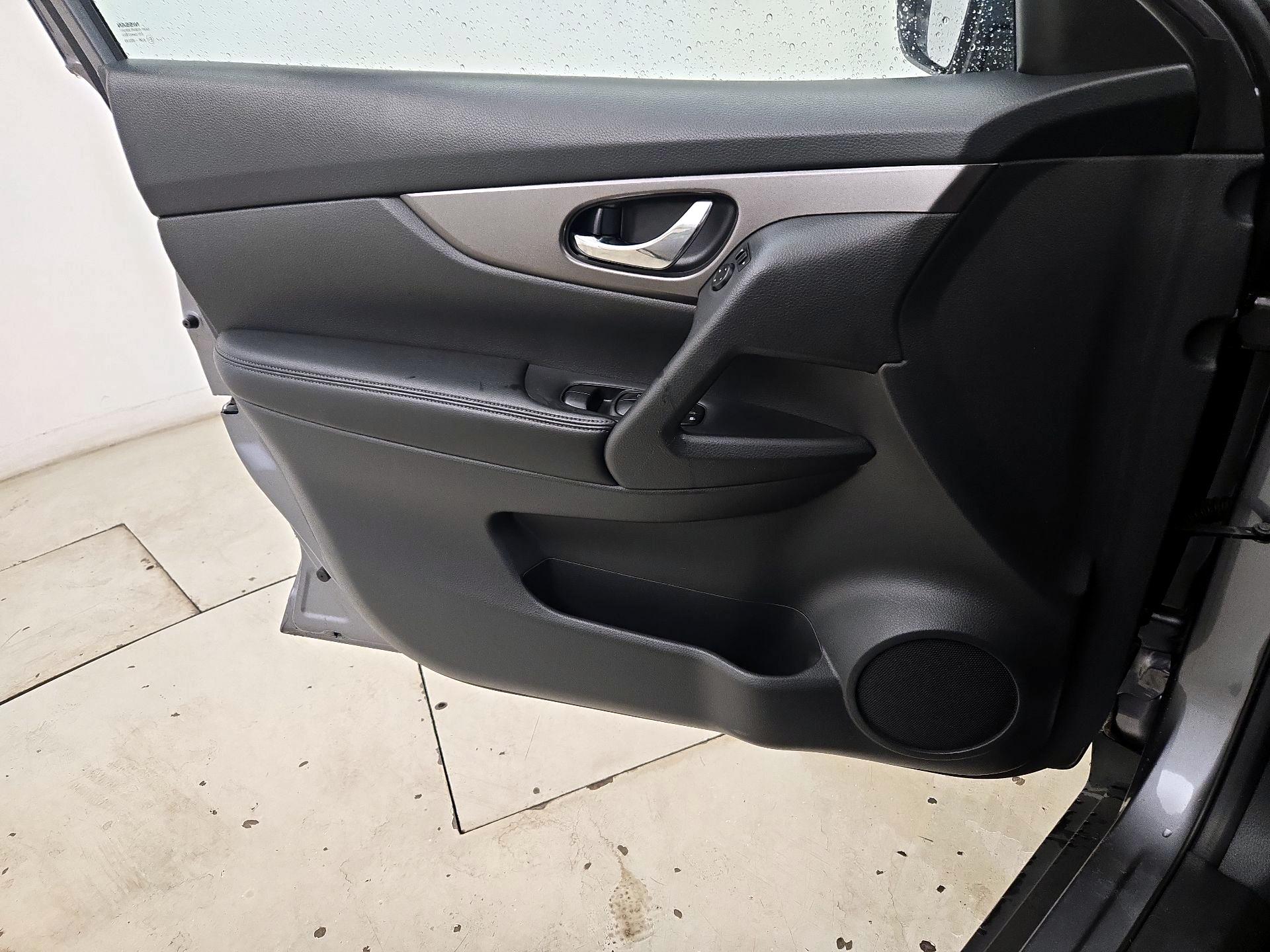 Thumbnail: 2015 Nissan Rogue - 12