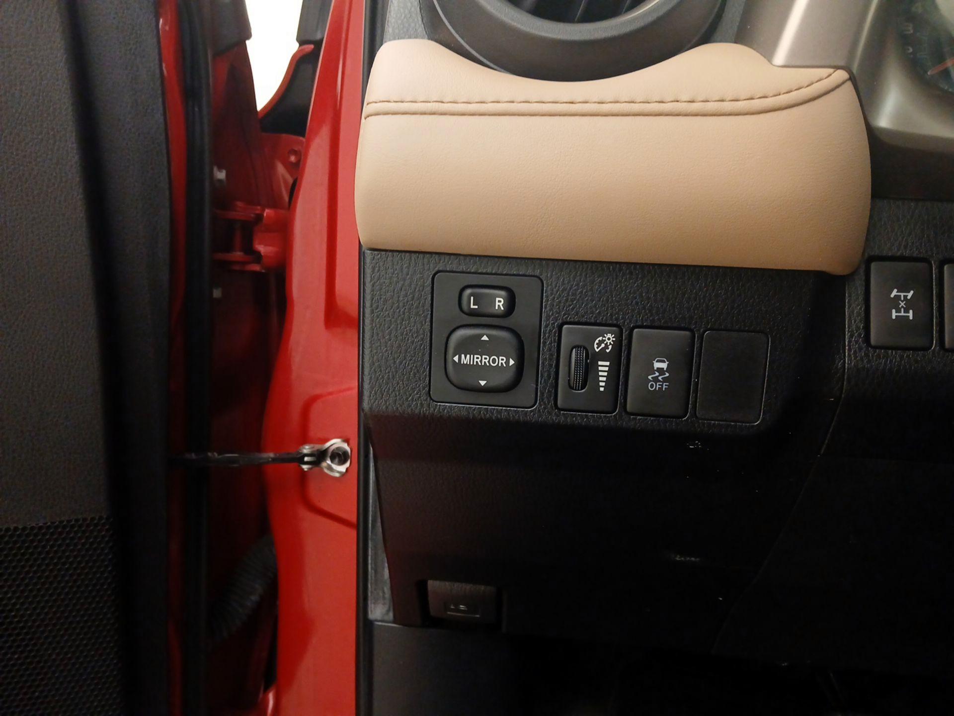 Thumbnail: 2015 Toyota RAV4 - 13