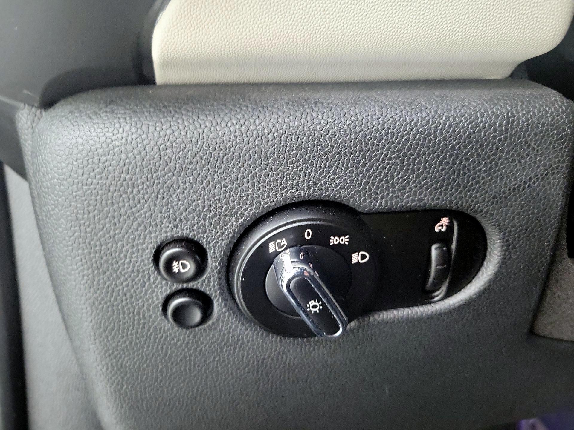 Thumbnail: 2015 MINI Cooper Hardtop - 13