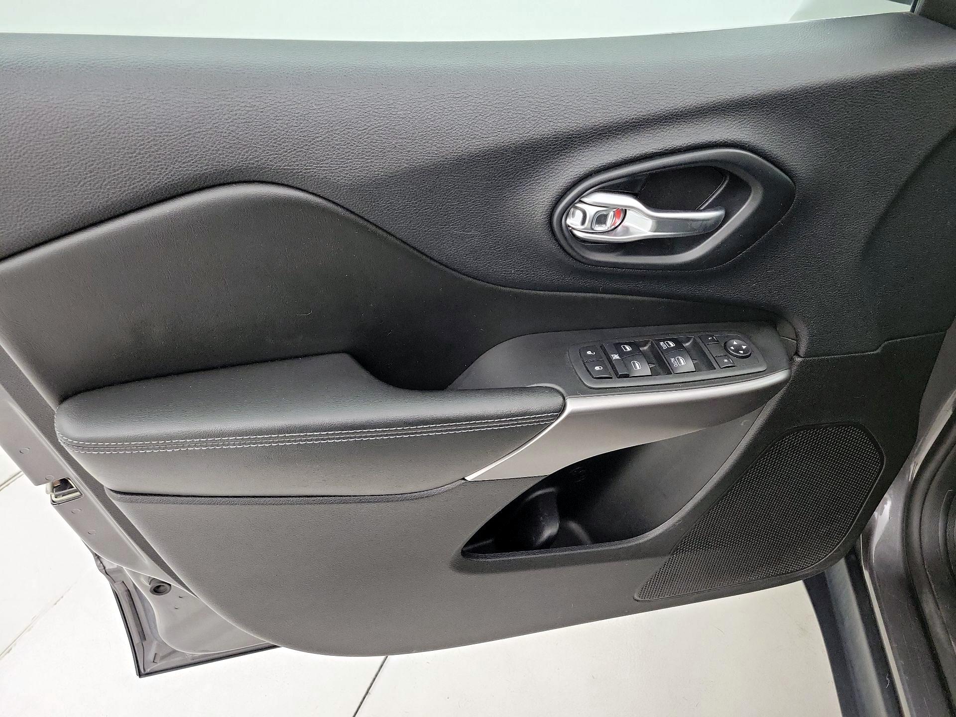 Thumbnail: 2019 Jeep Cherokee - 12