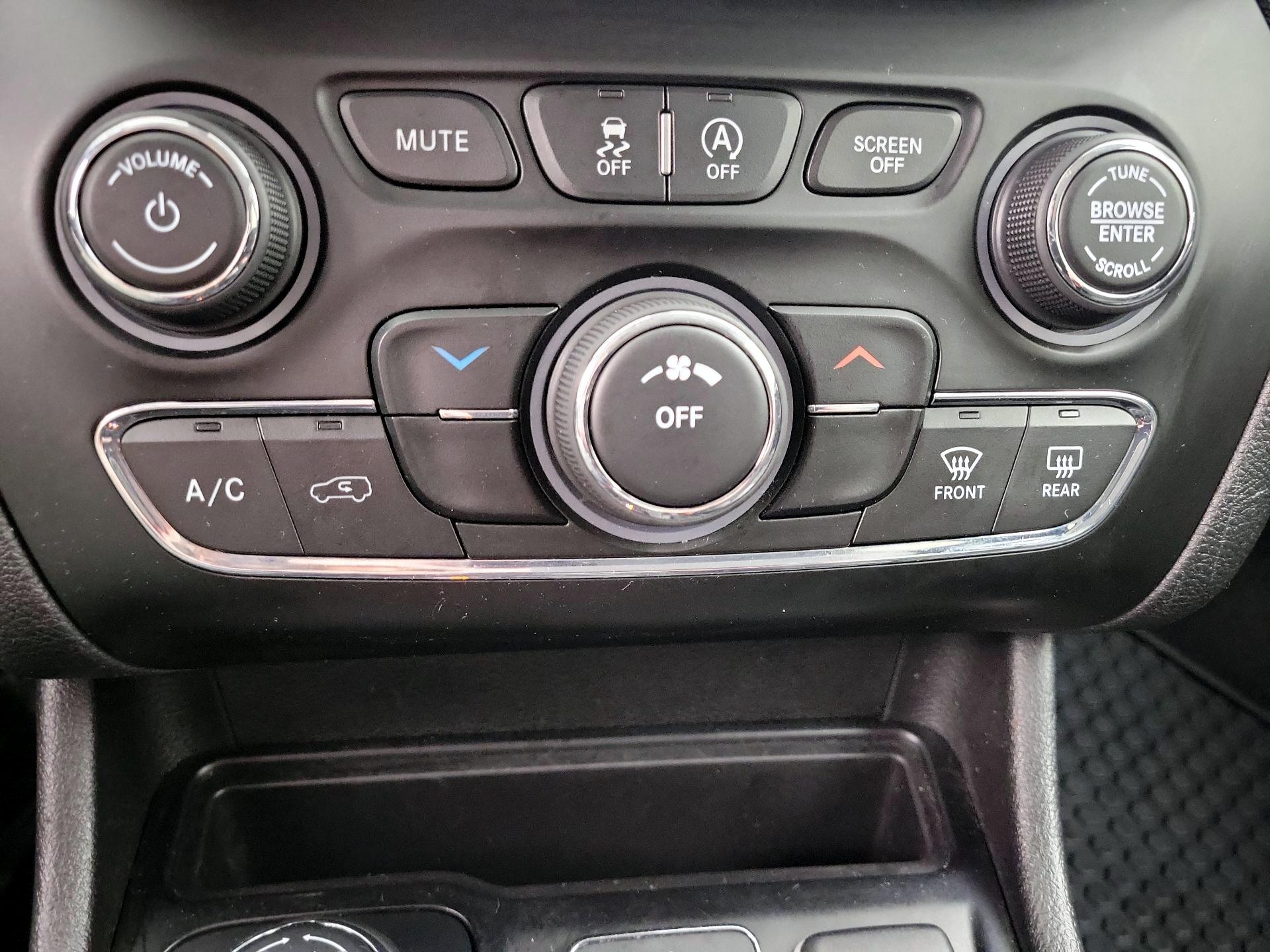 Thumbnail: 2019 Jeep Cherokee - 16