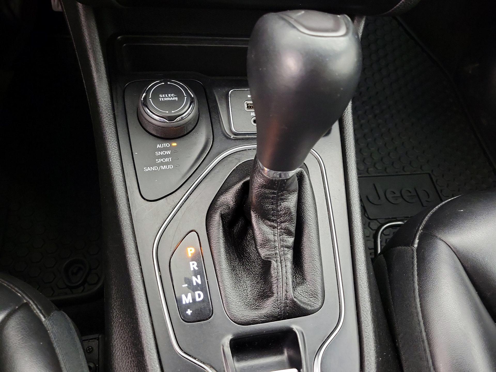 Thumbnail: 2019 Jeep Cherokee - 17