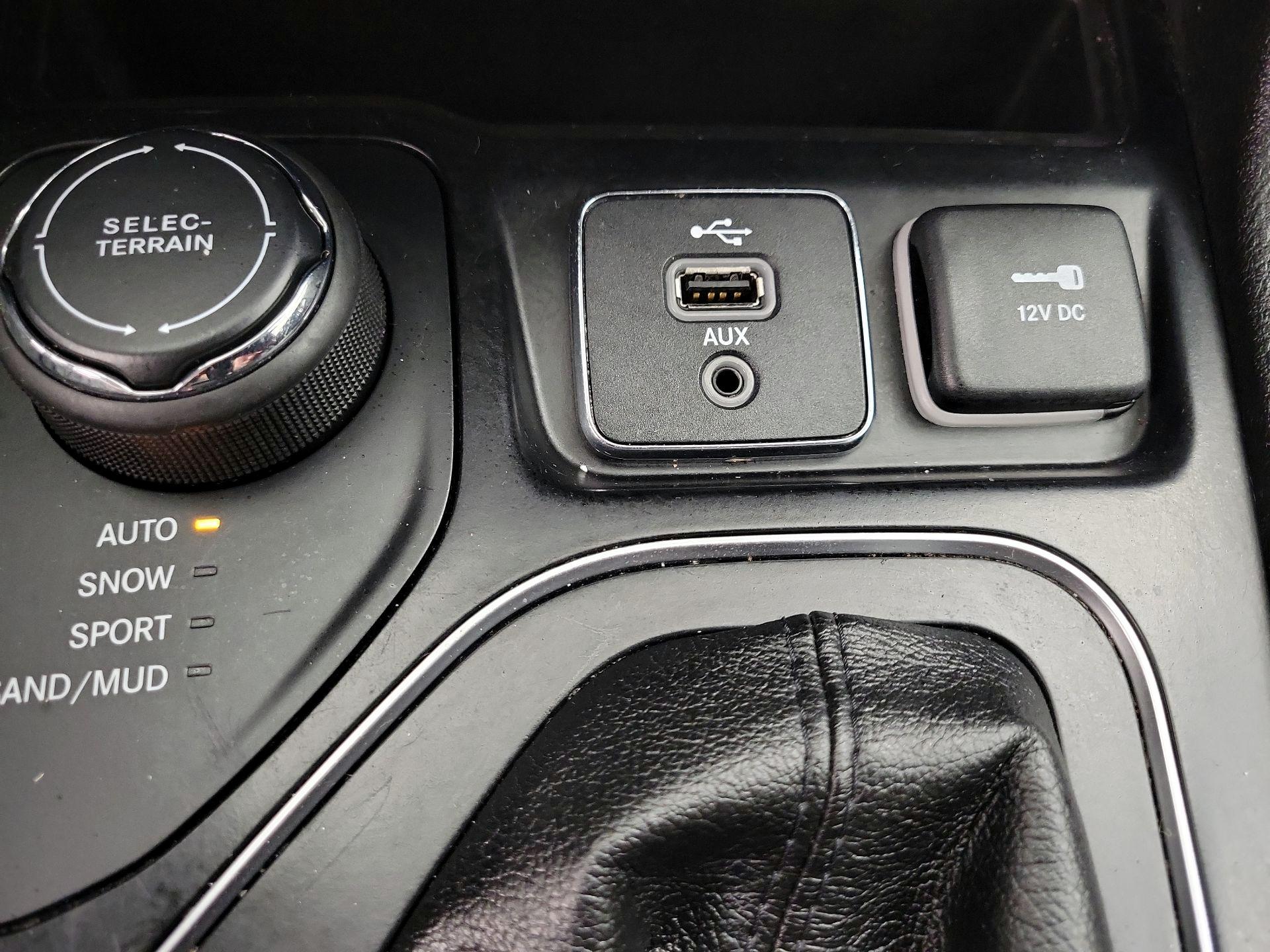 Thumbnail: 2019 Jeep Cherokee - 18