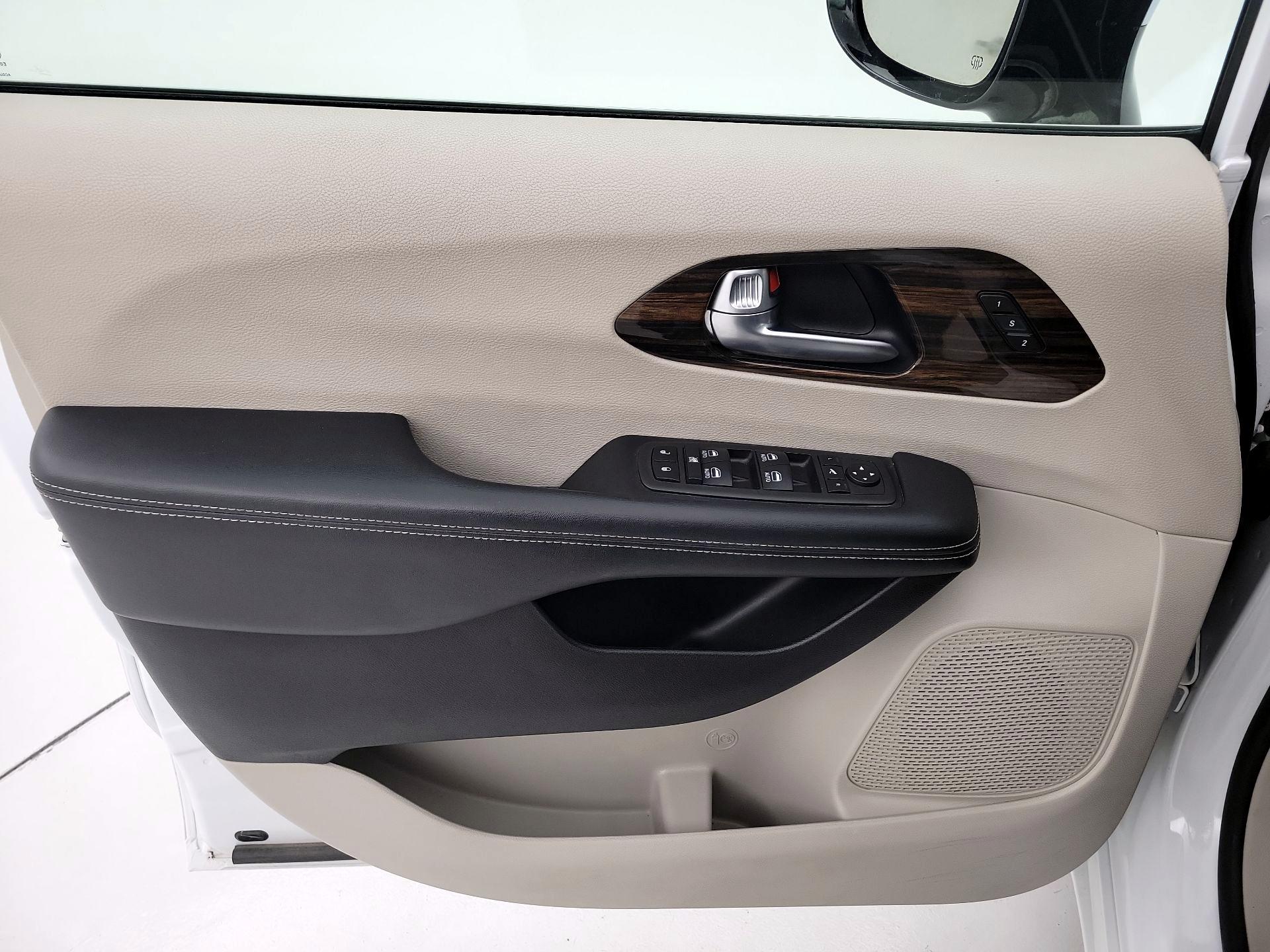 Thumbnail: 2023 Chrysler Pacifica - 12